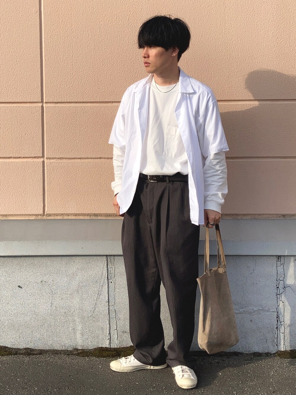 「大人カジュアル、春夏コーデ、シンプルコーデ、古着MIX、きれいめカジュアル、開襟シャツ、フリークスストア、オーバーサイズ」｜「UNIQLOのクルーネックＴ（長袖）（Tシャツ/カットソー、ホワイト系）」を使った、のりじさん（メンズ・172cm）の夏コーディネートの1枚目の写真