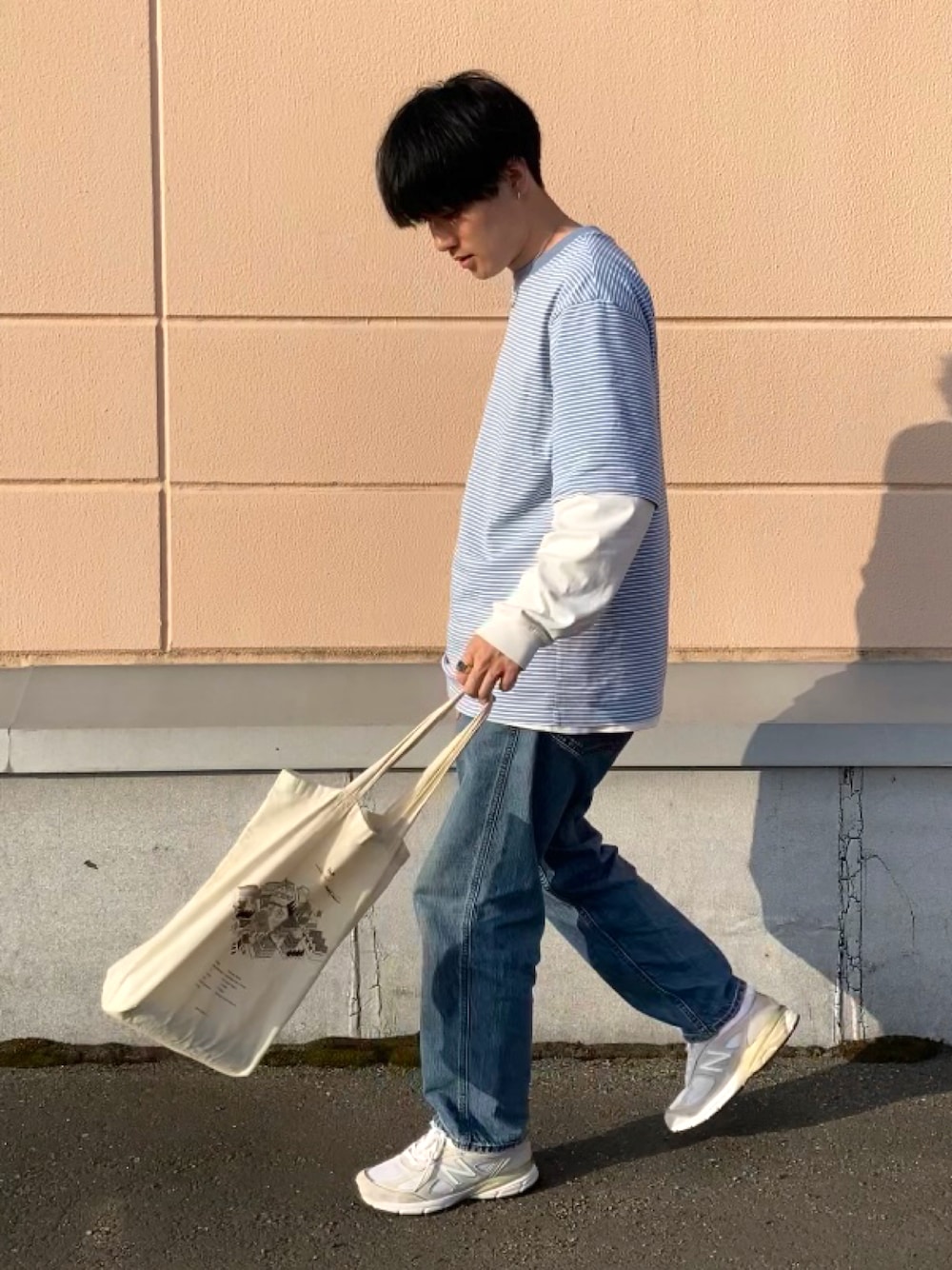 「UNIQLO、きれいめカジュアル、カジュアルコーデ、アウトドアスタイル、休日スタイル、スニーカーコーデ、ボーダー、カジュアル、スニーカー、シンプルコーデ、青、青×白、ゆるコーデ」｜「UNIQLOのアイテム（Tシャツ/カットソー、ブルー系）」を使った、のりじさん（メンズ・172cm）の夏コーディネートの1枚目の写真