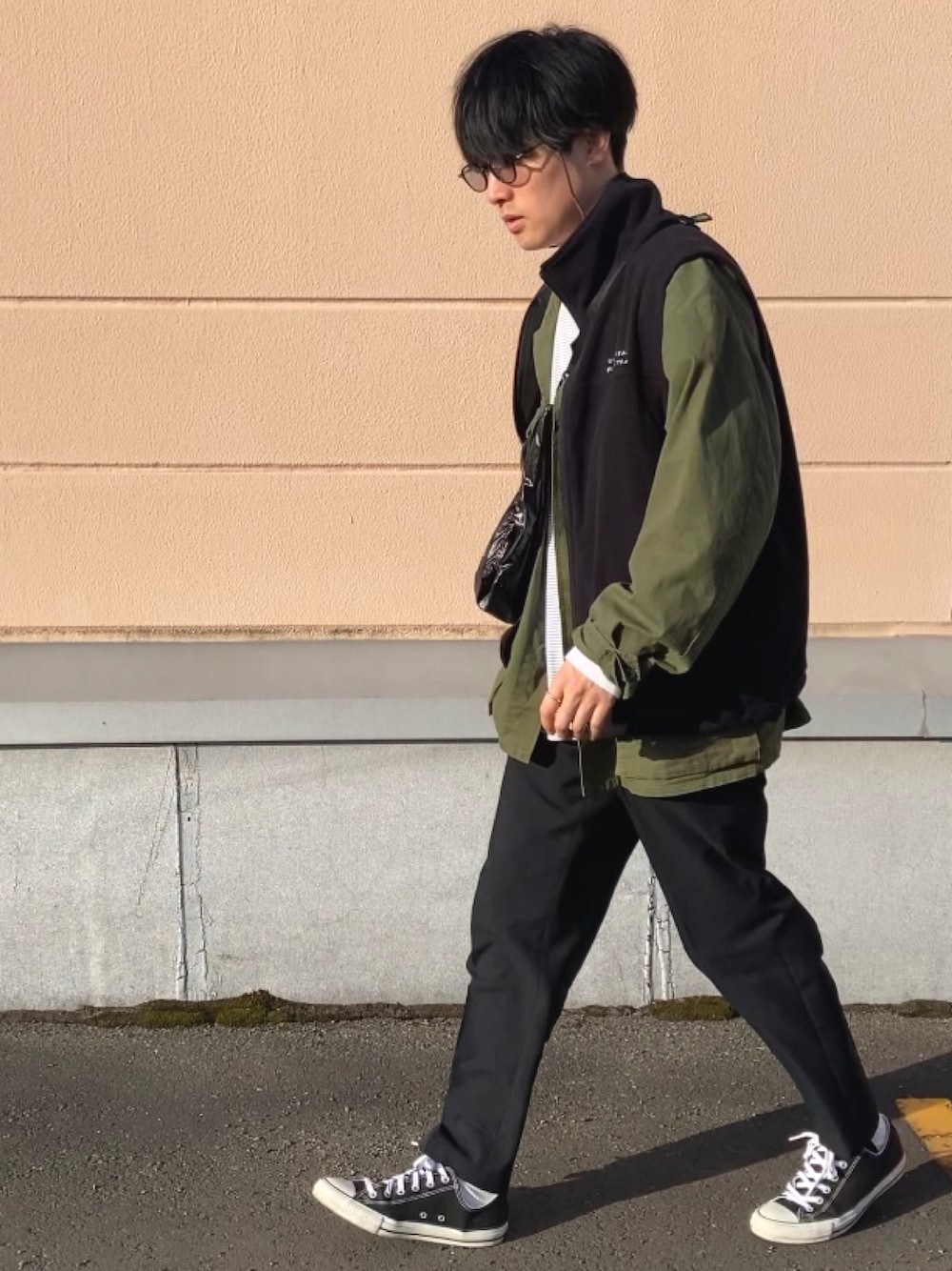 「サングラス、春夏コーデ、お洒落さんとつながりたい、UNIQLO、アウトドアスタイル、ショルダーバッグ、きれいめカジュアル、大人カジュアル、ミリタリー、ベスト、金子眼鏡」｜「UNIQLOのワイドフィットパンツ（セットアップ）（その他パンツ、ブラック系）」を使った、のりじさん（メンズ・172cm）の夏コーディネートの1枚目の写真