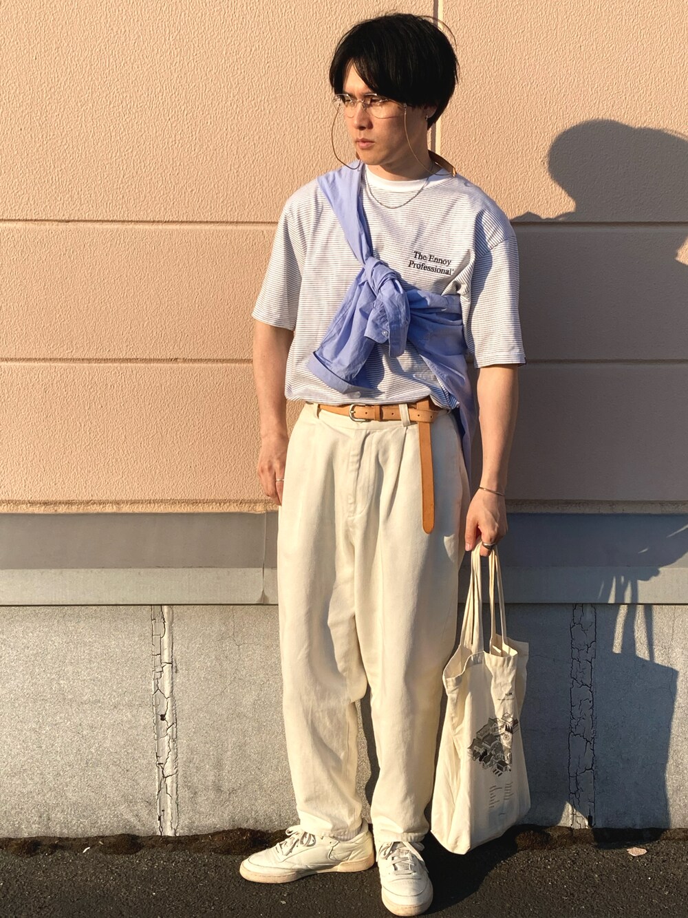 「きれいめカジュアル、カラー×コーデ、トートバッグ、タックイン、白Tシャツ、ボーダー、カラーパンツ、爽やかコーデ、大人カジュアル、キレイめコーデ、キレイめ、カジュアルコーデ」｜「niko and...の綿ツイルテーパードパンツ（その他パンツ、ホワイト系）」を使った、のりじさん（メンズ・172cm）の春コーディネートの1枚目の写真
