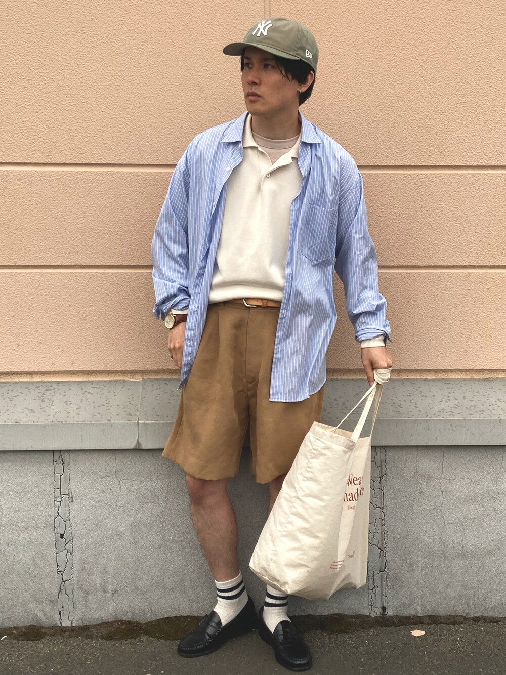 「トートバッグ、革靴、UNIQLO、春夏コーデ、ハーフパンツ、きれいめカジュアル、シャツスタイル、キャップ、大人カジュアル、カジュアル」｜「ADAM ET ROPE'のオックスタックショートPT（その他パンツ、ベージュ系）」を使った、のりじさん（メンズ・172cm）の春コーディネートの1枚目の写真