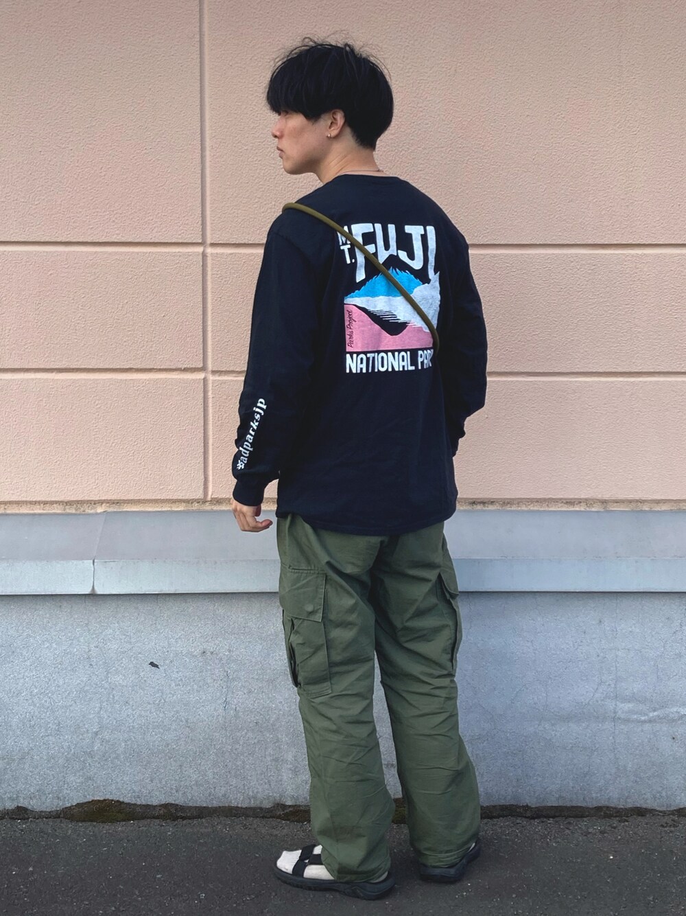 「アウトドアスタイル、ロゴT、カーゴパンツ、夏コーデ、キャンプ、サンダル、シンプル」｜「Right-onのアイテム（カーゴパンツ、グリーン系）」を使った、のりじさん（メンズ・172cm）の夏コーディネートの1枚目の写真