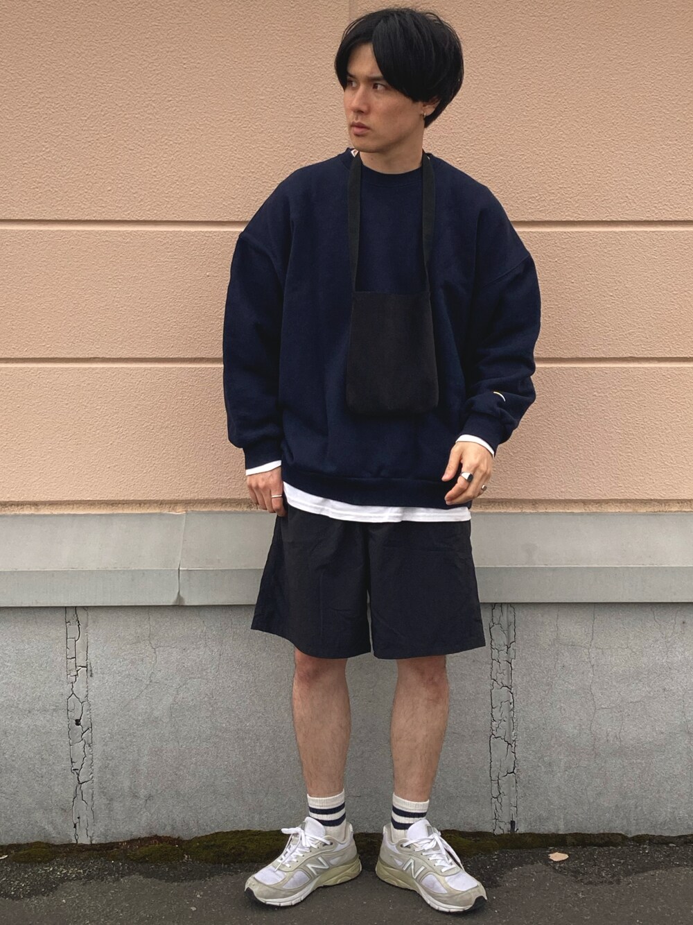 「FUDGEBOYのトラッドスタイル、春コーデ、休日スタイル、古着MIX、ビッグシルエット、ミニバッグ、モノトーン、シンプル、オーバーサイズ、オトナカジュアル、ビックシルエット、スニーカーコーデ、ゆるコーデ、カジュアル」｜「NIKEのアイテム（その他パンツ、ブラック系）」を使った、のりじさん（メンズ・172cm）の春コーディネートの1枚目の写真
