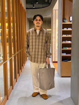 「UNITED ARROWS（ユナイテッドアローズ）のアイテム（チノパンツ）」を使った、藤高 尚徳さん（メンズ・175cm）の秋コーディネート
