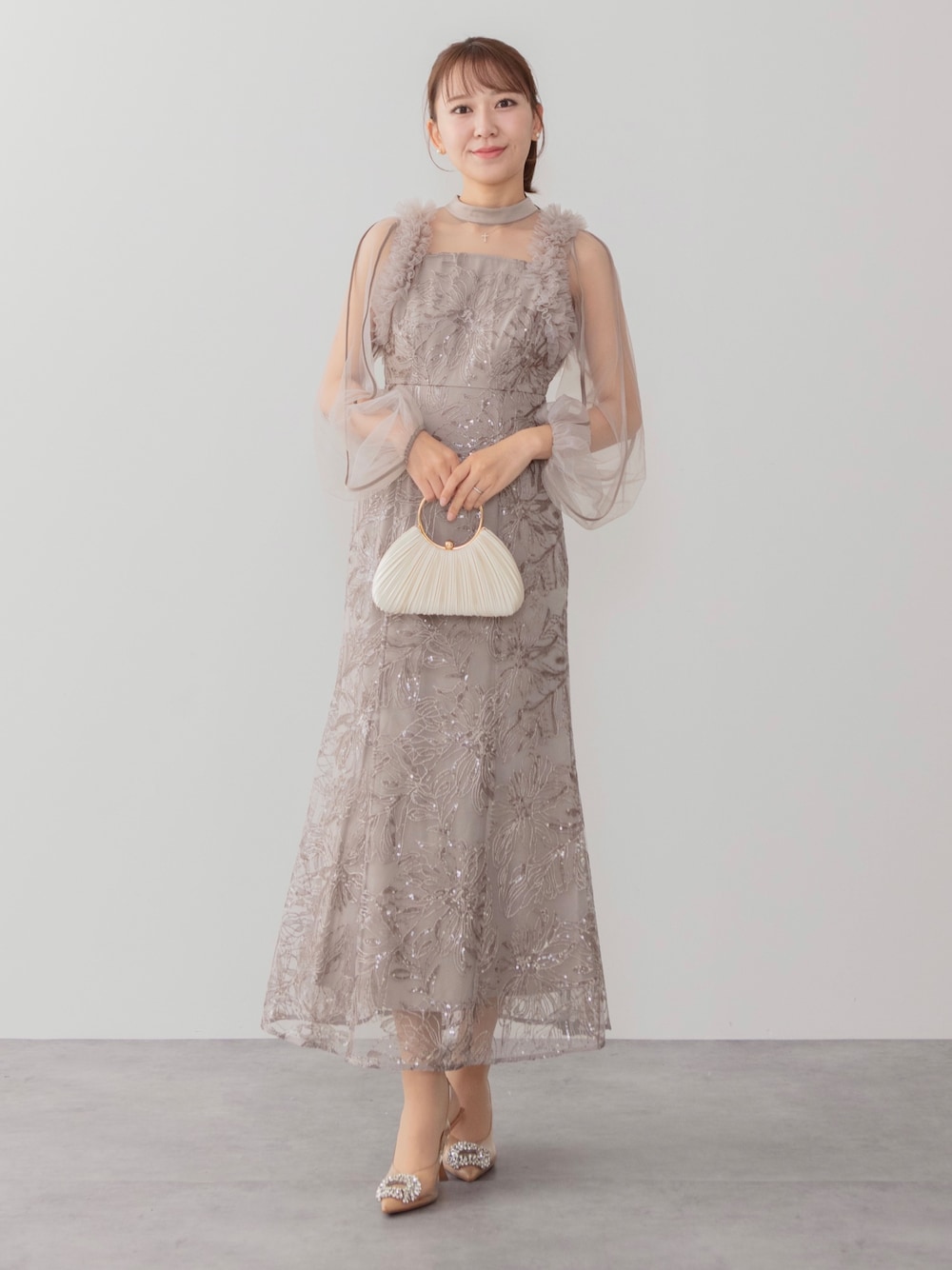 グレー系のドレスを着用したレディースの秋コーディネートの1枚目の写真