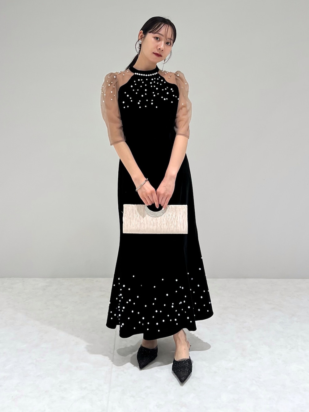 Lejaさんの「【LEJA】シアースリーブパールビジューベロアマーメイドドレス美脚効果結婚式 パーティードレス 成人式 20代 30代（Leja）」を使ったコーディネートの1枚目の写真