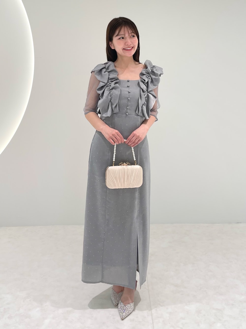 「ワンピース、ドレス、leja、結婚式、結婚式二次会スタイル、結婚式 ワンピース、結婚式コーデ、結婚式 ドレス、お呼ばれ、お呼ばれスタイル、お呼ばれコーデ、お呼ばれドレス、二次会、二次会コーデ、二次会ワンピース」｜「Lejaの【LEJA】パールハンドルがま口パーティーバッグ結婚式（ハンドバッグ、ゴールド系）」を使った、Lejaさん（レディース・157cm）の春コーディネートの1枚目の写真