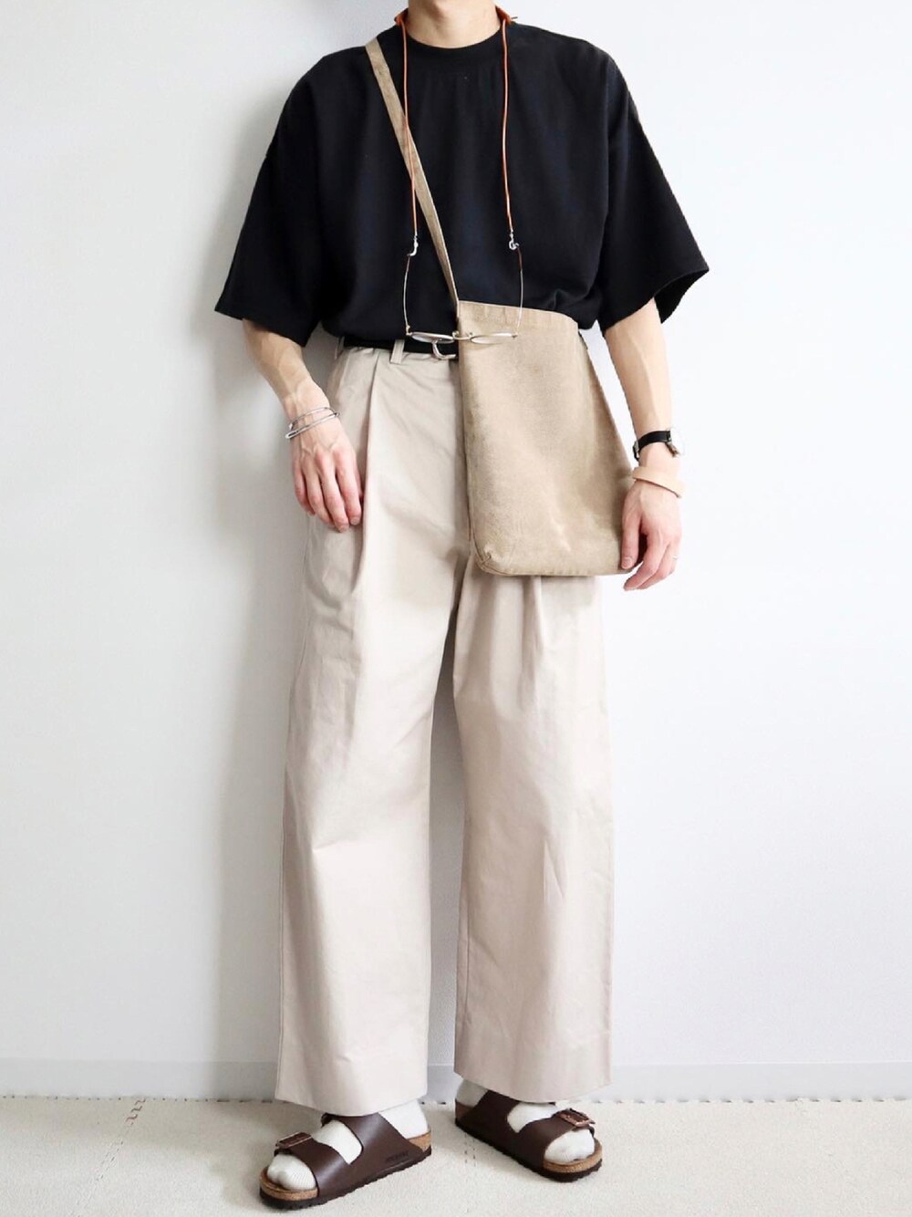 「カジュアル、カジュアルコーデ、オトナカジュアル、大人カジュアル、夏コーデ、AURALEE、united arrows、Hender Scheme、birkenstock、レザーサンダル」｜「UNITED ARROWSの＜UNITED ARROWS＞ UNSAI ツイル エクストラワイド "BOLD"（その他パンツ、ベージュ系）」を使った、なごさん（メンズ・170cm）の夏コーディネートの1枚目の写真