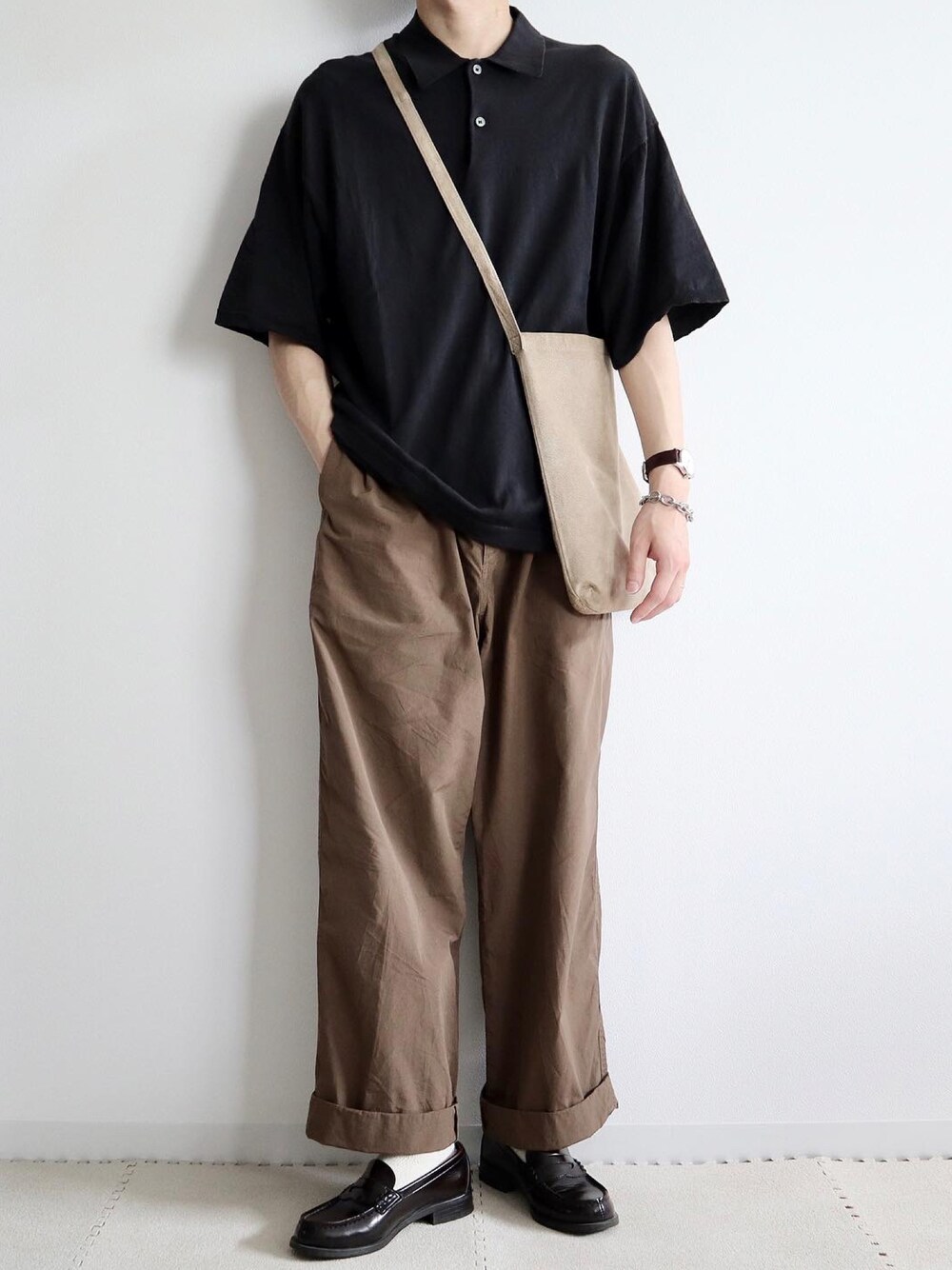「Adam et Rope'、MHL.、Hender Scheme、シンプル、シンプルコーデ、カジュアル、カジュアルコーデ、オトナカジュアル、大人カジュアル、おしゃれさんと繋がりたい、きれいめカジュアル、夏コーデ、夏、ポロシャツ」｜「ADAM ET ROPE'のドライタッチコットン エレガントニット ポロシャツ（ポロシャツ、ブラック系）」を使った、なごさん（メンズ・170cm）の夏コーディネートの1枚目の写真