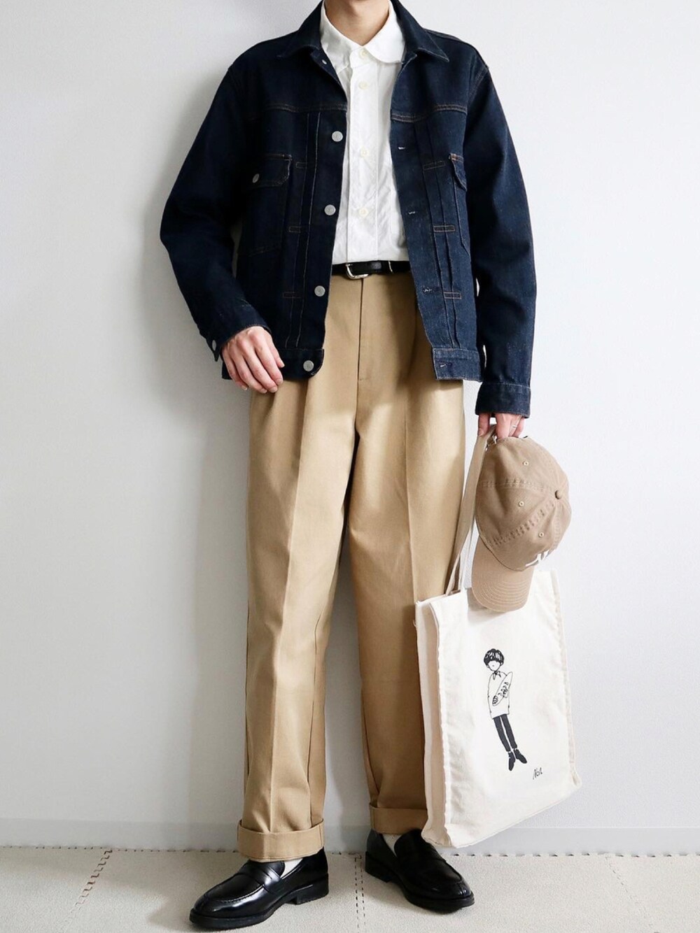 ホワイト系のシャツ/ブラウス、ブルー系のデニムジャケット、ベージュ系のパンツを着用したメンズの秋コーディネートの1枚目の写真