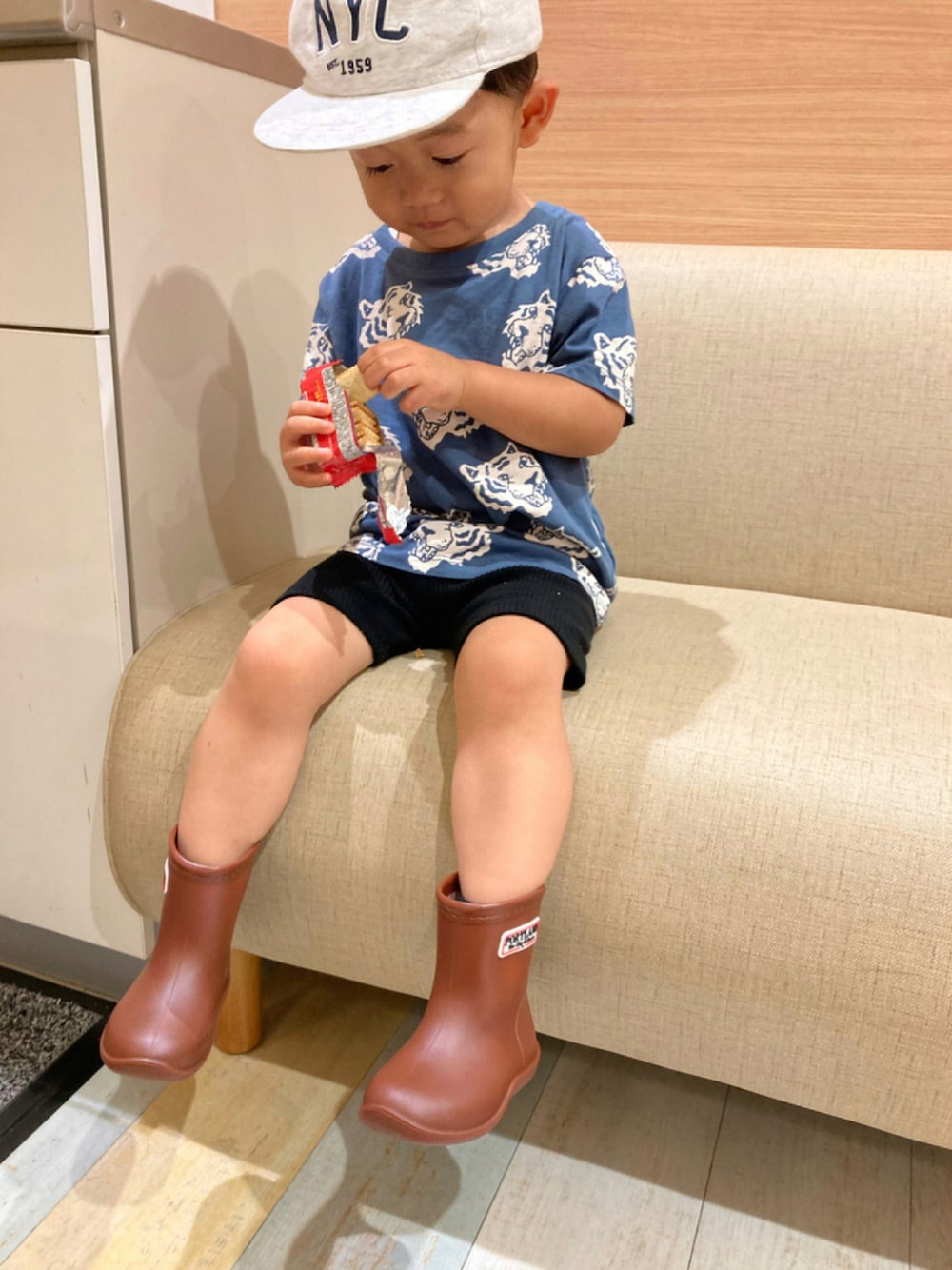 「長靴、キッズコーデ、韓国子供服、雨の日コーデ、こどもコーデ、男の子コーデ」｜「H&Mのアイテム（Tシャツ/カットソー、ブルー系）」を使った、syuPさん（キッズ・90cm）の秋コーディネートの1枚目の写真