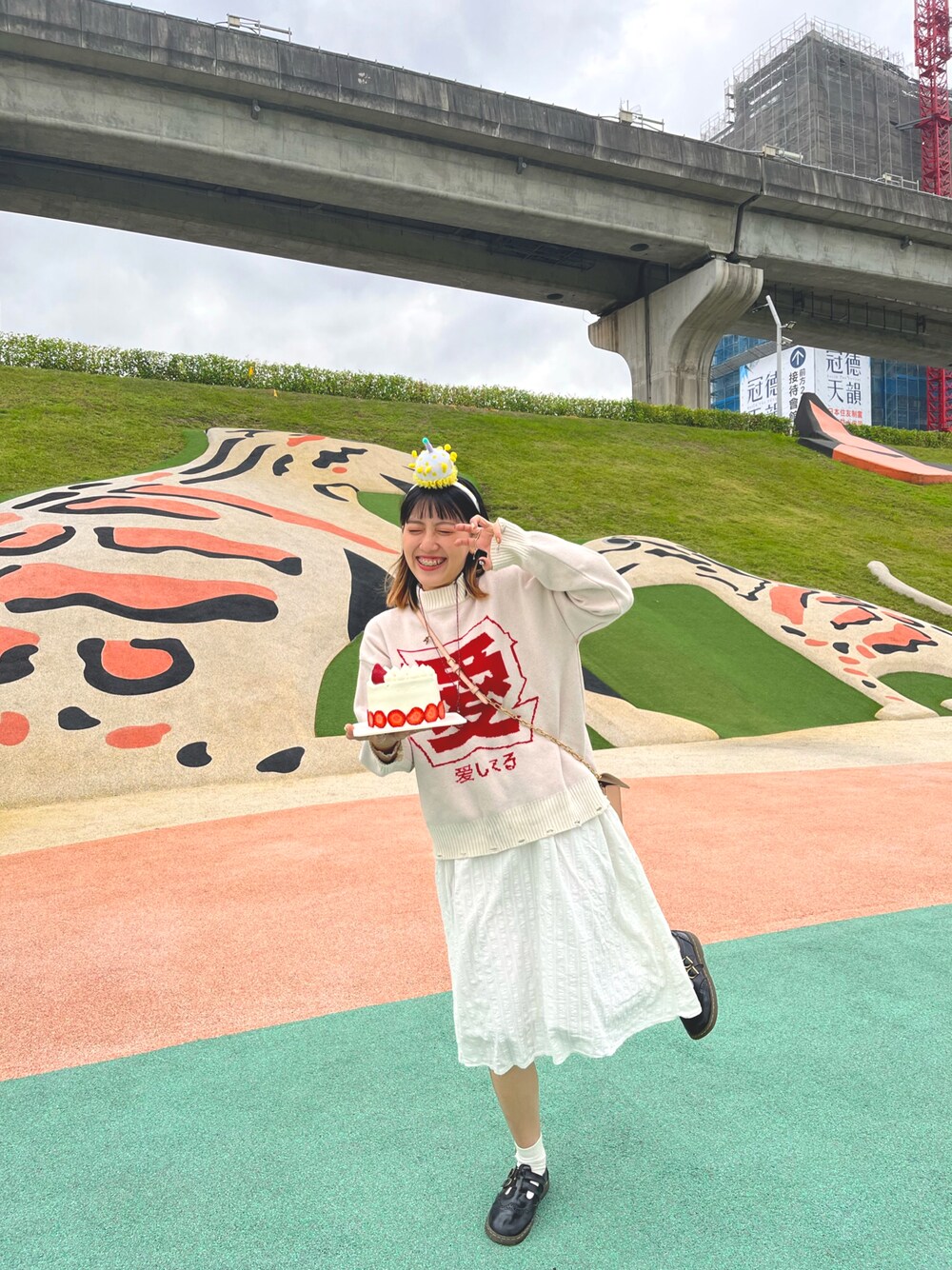 「公園、生日快樂、蛋糕、洋裝、愛洋裝、遊樂場、瑪莉珍、毛衣」｜「CHARLES & KEITHのアイテム（ショルダーバッグ、ピンク系）」を使った、Pei yunさん（レディース・159cm）の冬コーディネートの1枚目の写真