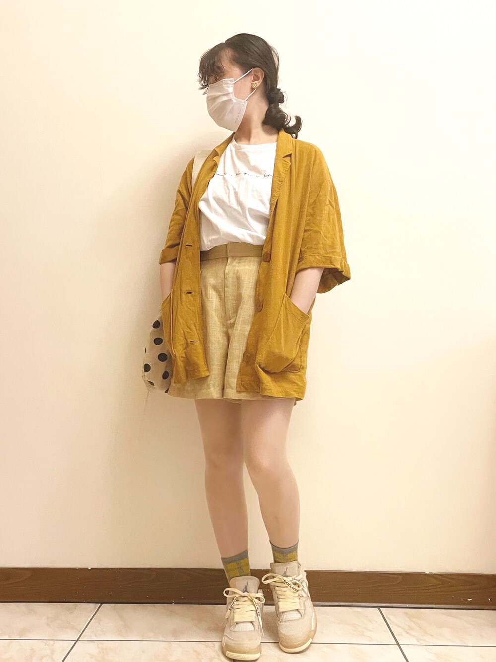 「ootd、球鞋、街頭穿搭、夏、休閒、nike、JEANASiS、JEANASISコーデ、LOWRYS FARM、AIR JORDAN、off-white×NIKE、イェロー、黄色コーデ、Tシャツ」｜「COCO DEALのアイテム（パンツ、イエロー系）」を使った、Rosaliz.Hさん（レディース・157cm）の秋コーディネートの1枚目の写真
