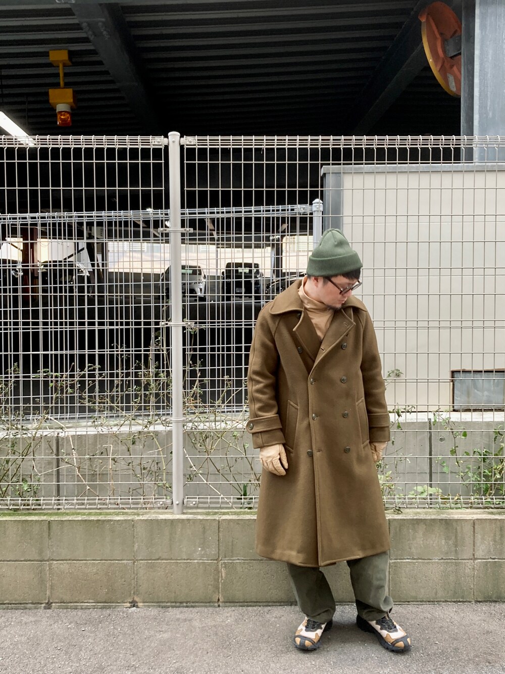 「URBAN RESEARCHのNISHINOYA×URBAN RESEARCH　海軍NISHINOコート（ピーコート、グリーン系）」を使った、to48さん（メンズ・173cm）の冬コーディネートの1枚目の写真