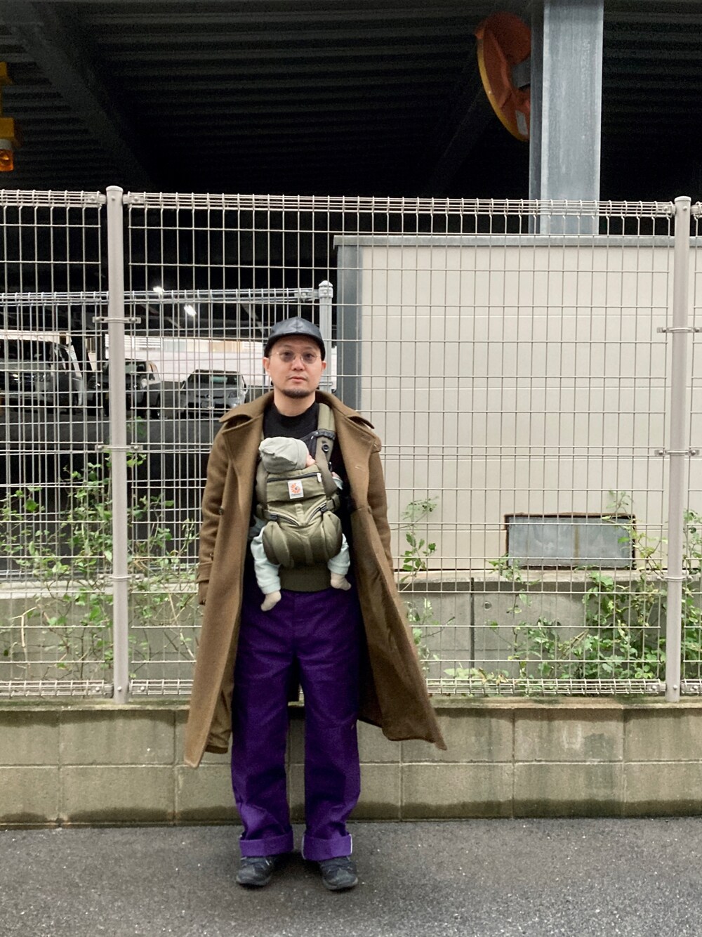 「Dickiesの別注色：Dickies/ディッキーズ LOOSE FIT ダブルニー センタープレス ワークパンツ（チノパンツ、パープル系）」を使った、to48さん（メンズ・173cm）の冬コーディネートの1枚目の写真