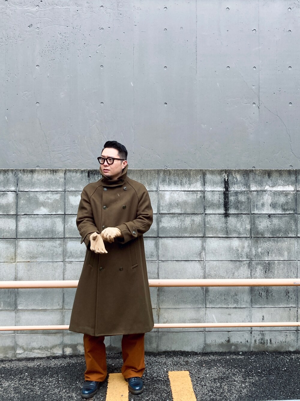 「URBAN RESEARCHのNISHINOYA×URBAN RESEARCH　海軍NISHINOコート（ピーコート、グリーン系）」を使った、to48さん（メンズ・173cm）の冬コーディネートの1枚目の写真