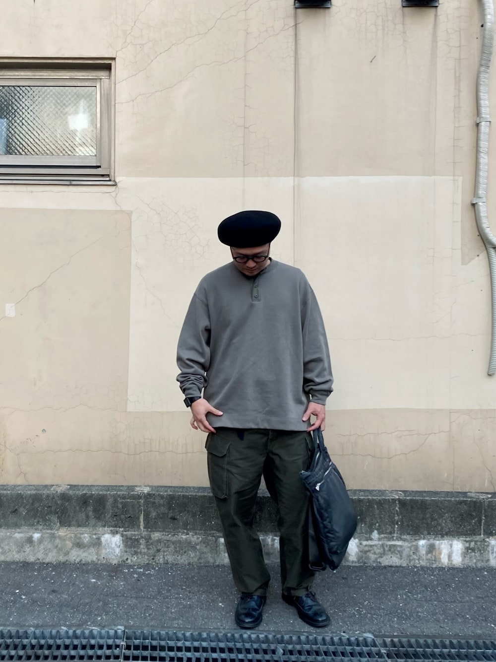 「ADAM ET ROPE'の高密度モールスキン カーゴパンツ（その他パンツ、グリーン系）」を使った、to48さん（メンズ・173cm）の秋コーディネートの1枚目の写真