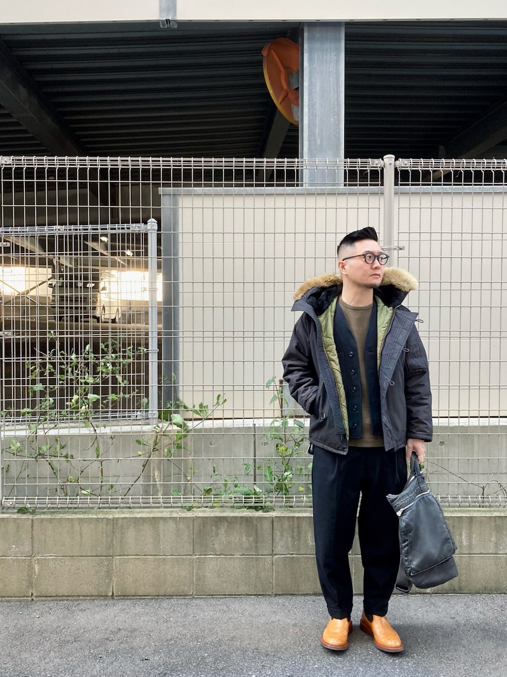 「URBAN RESEARCHのCEASTERS×URBAN RESEARCH　別注1TUCK TROUSER（スラックス、ブラック系）」を使った、to48さん（メンズ・173cm）の冬コーディネートの1枚目の写真