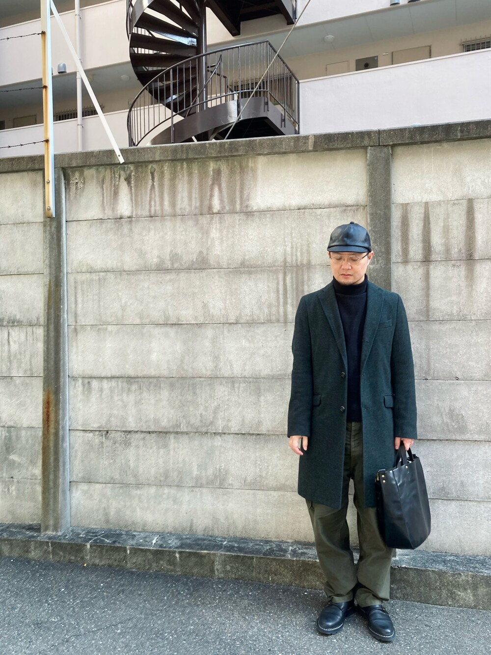 「Johnbullのアイテム（チェスターコート、グリーン系）」を使った、to48さん（メンズ・173cm）の冬コーディネートの1枚目の写真