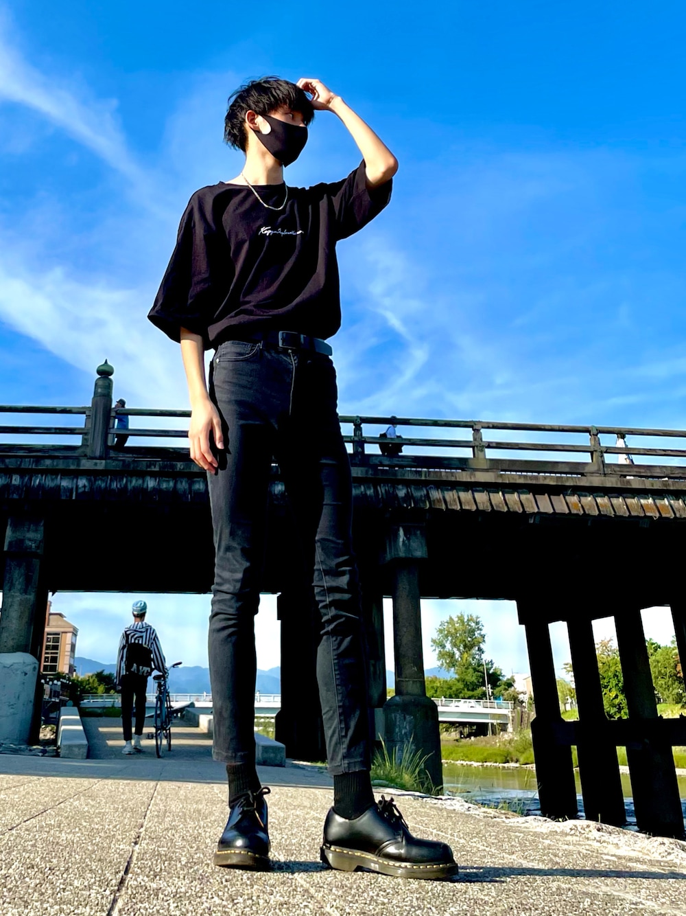 ブラック系のTシャツ/カットソー、ブラック系のパンツ、ブラック系のドレスシューズを着用したメンズの秋コーディネートの1枚目の写真