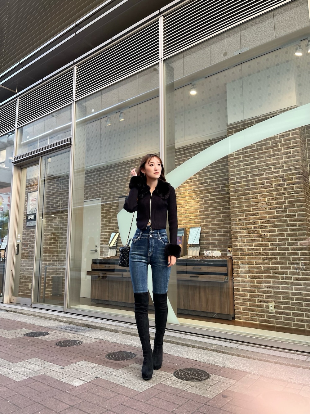 デニムパンツを使った「ニーハイブーツ」の人気ファッション