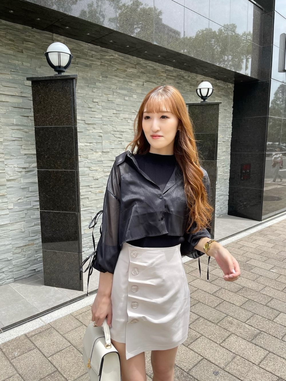 「このスタイルがお気に入り、夏コーデ、シンプルコーデ、大人カジュアル、オトナ女子、モノトーンコーデ、ootd、おしゃれさんと繋がりたい、レイヤードスタイル、シアーシャツ、シャツスタイル、ミニスカート、スカート、高身長女子、キレイめ」｜「LIPSERVICEのリボンスリットシアーシャツ（シャツ/ブラウス、ブラック系）」を使った、suzuさん（レディース・163cm）の夏コーディネートの1枚目の写真