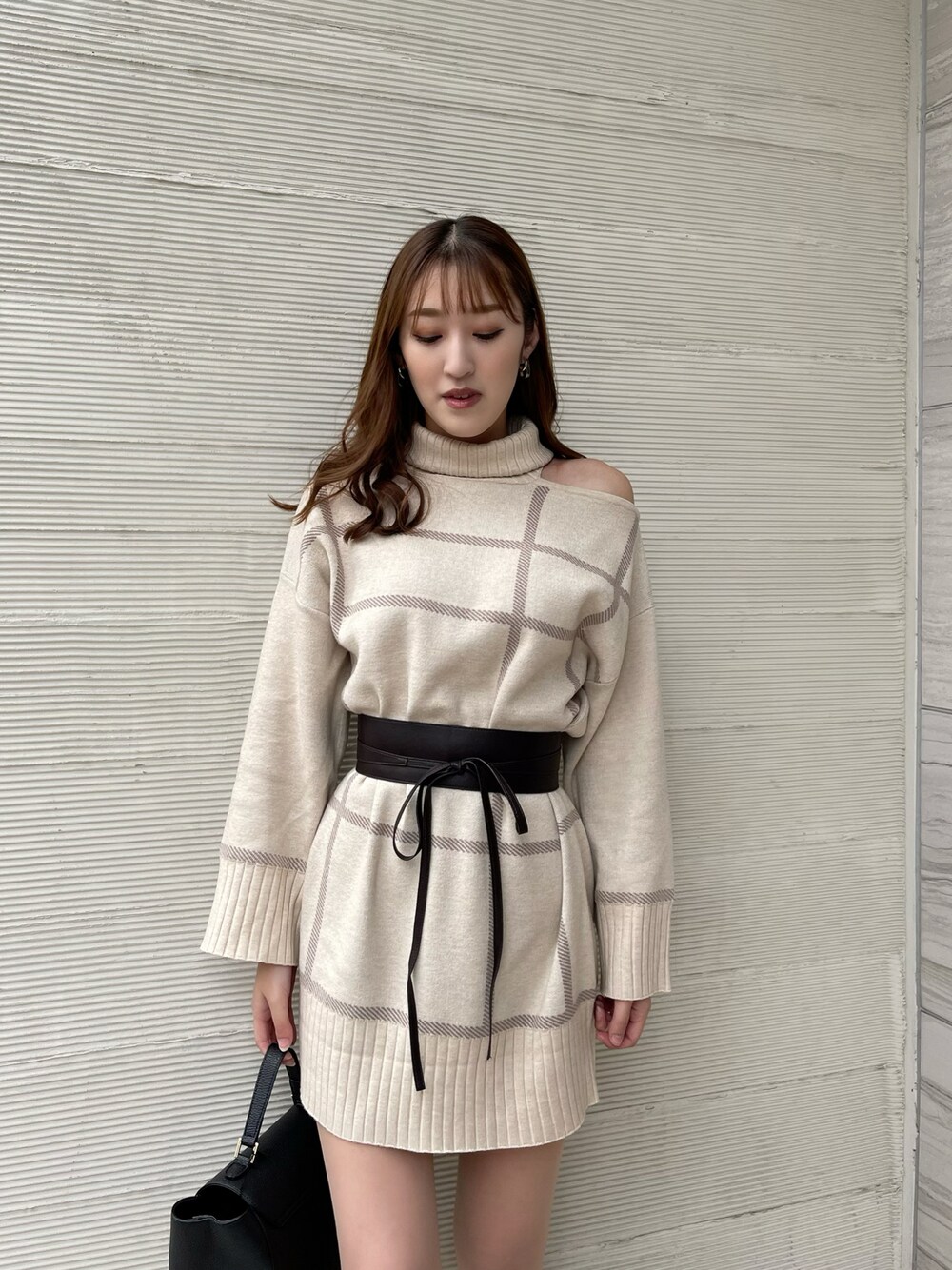 「大人女子、ゆるコーデ、ニットコーデ、タートルネック、ootd、クリスマス、ジャガード、カッティング、タートルネックニット、アイボリー、ラクチンコーデ、チェック、高身長女子、デート」｜「LIPSERVICEのジャガードチェックカッティングルーズワンピース（ワンピース、ベージュ系）」を使った、suzuさん（レディース・163cm）の冬コーディネートの1枚目の写真