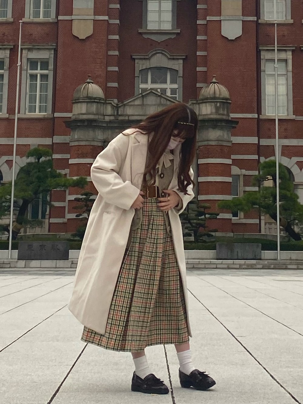 「クリスマスに着たい服、冬、おしゃれさんと繋がりたい、カジュアルガーリー、古着、古着女子、古着スカート、森ガール、レトロ、ロングスカート、シンプル、チェックスカート、ホワイトコート、チェスターコート」｜「Honeysのゆるチェスターコート（チェスターコート、ホワイト系）」を使った、マリンさん（レディース・158cm）の冬コーディネートの1枚目の写真