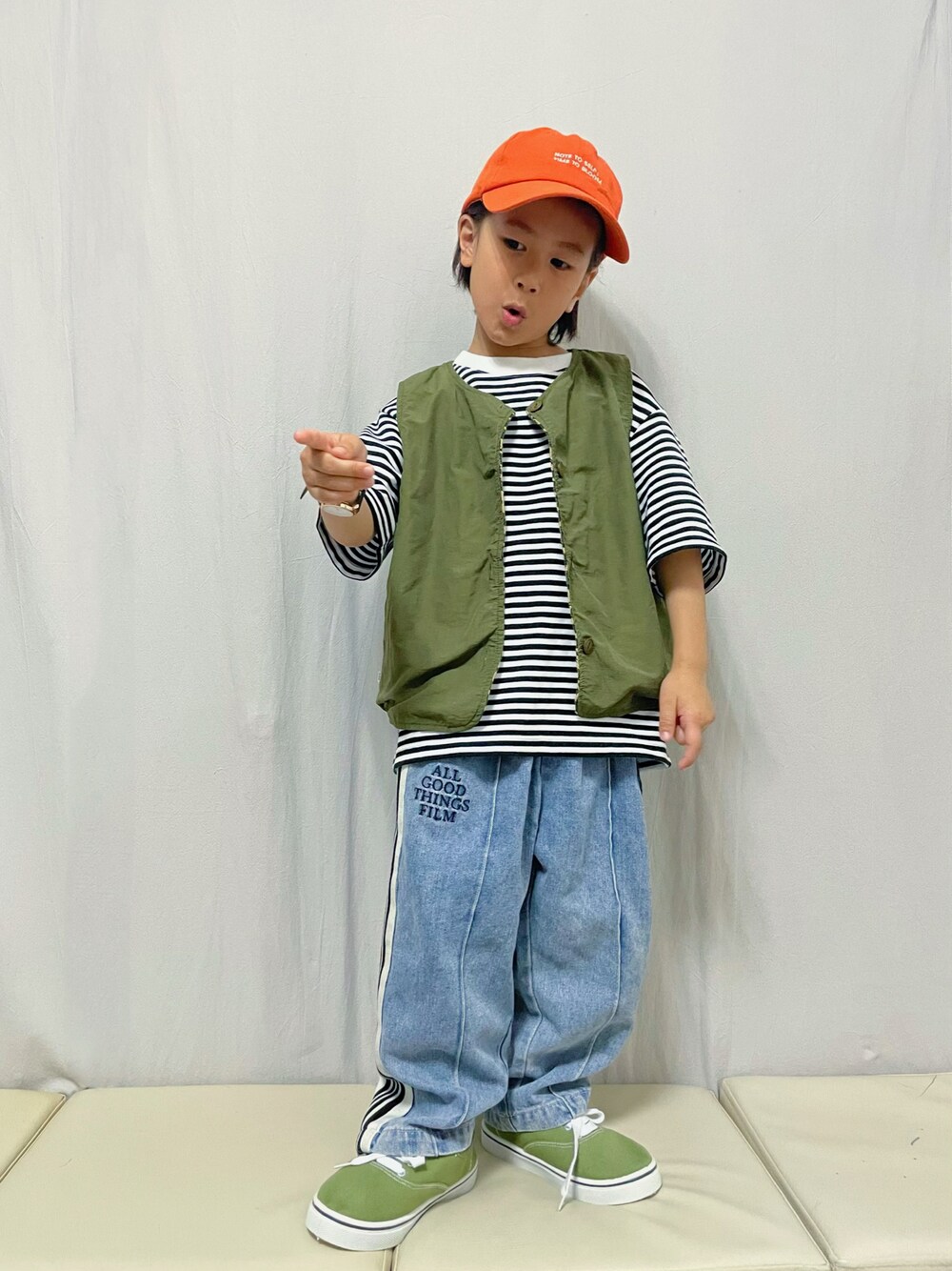 「お出かけコーデ、カジュアルコーデ、ストリート、レイヤードスタイル、ボーダー、レース、スニーカー、デニム、UNIQLO、春コーデ、スポーツミックス、ビッグシルエット」｜「UNIQLOのアイテム（Tシャツ/カットソー、ブラック系）」を使った、KeeeTさん（キッズ・110cm）の春コーディネートの1枚目の写真