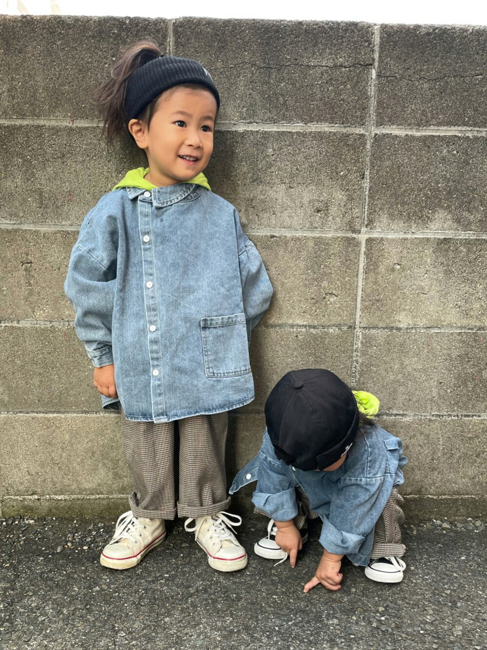 「チェック、スニーカー、コンバース、ヘアバンド、デニムシャツ、休日スタイル、チェックパンツ、ハイカットスニーカー、シャツスタイル、カジュアルコーデ、ゆるコーデ、リンクコーデ」｜「RADCHAPの配色フード付き半袖Tシャツ（Tシャツ/カットソー、グレー系）」を使った、KeeeTさん（キッズ・90cm）の秋コーディネートの1枚目の写真