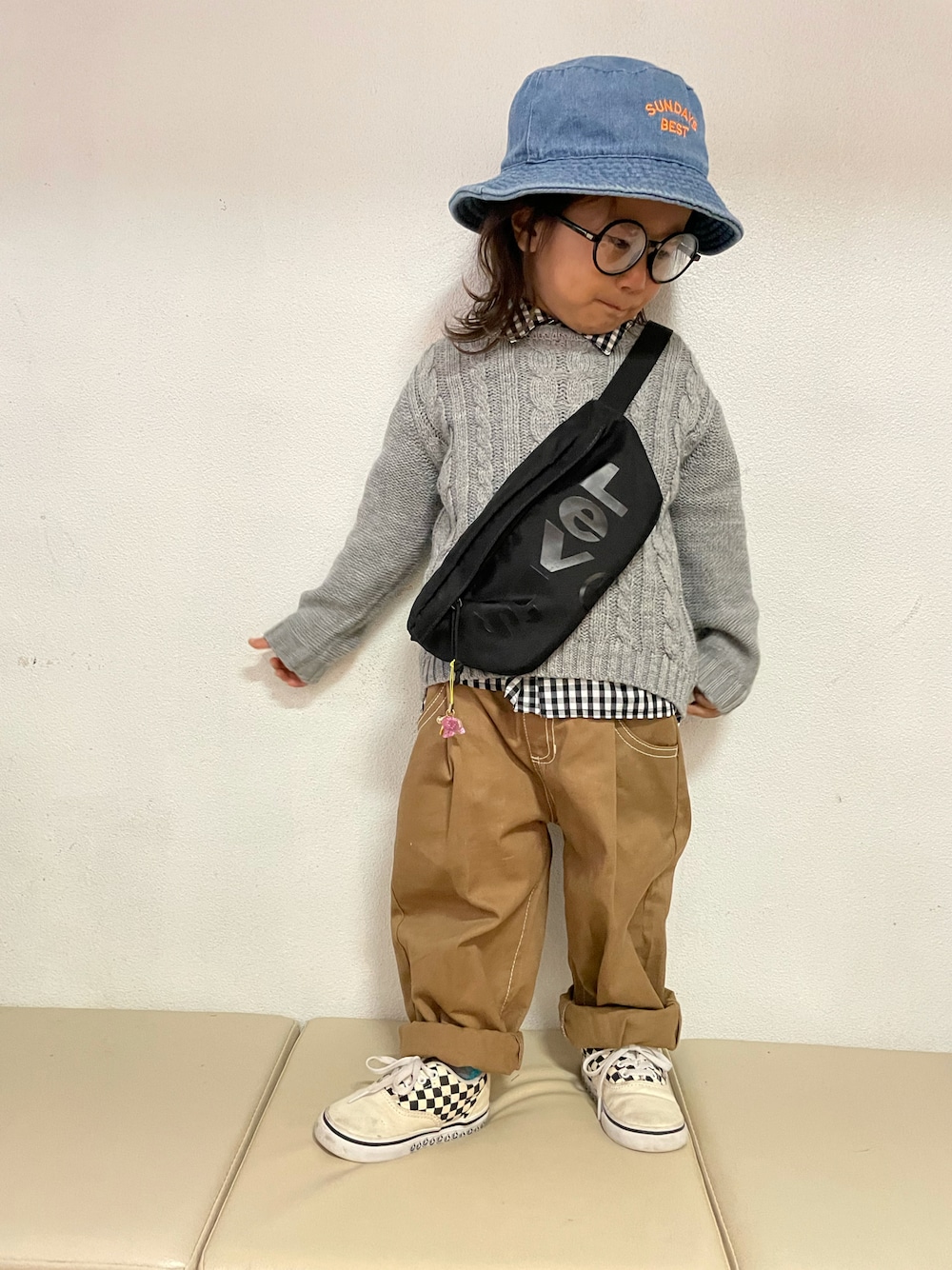 「カラーニット、休日スタイル、カジュアルコーデ、ニット、ハット、スニーカーコーデ、VANS、ギンガムチェック、チェック、レイヤードスタイル、冬コーデ、プチプラ、シンプルコーデ、ボディバッグ」｜「BREEZEのスタンダードシャツ（シャツ/ブラウス、その他）」を使った、KeeeTさん（キッズ・90cm）の冬コーディネートの1枚目の写真