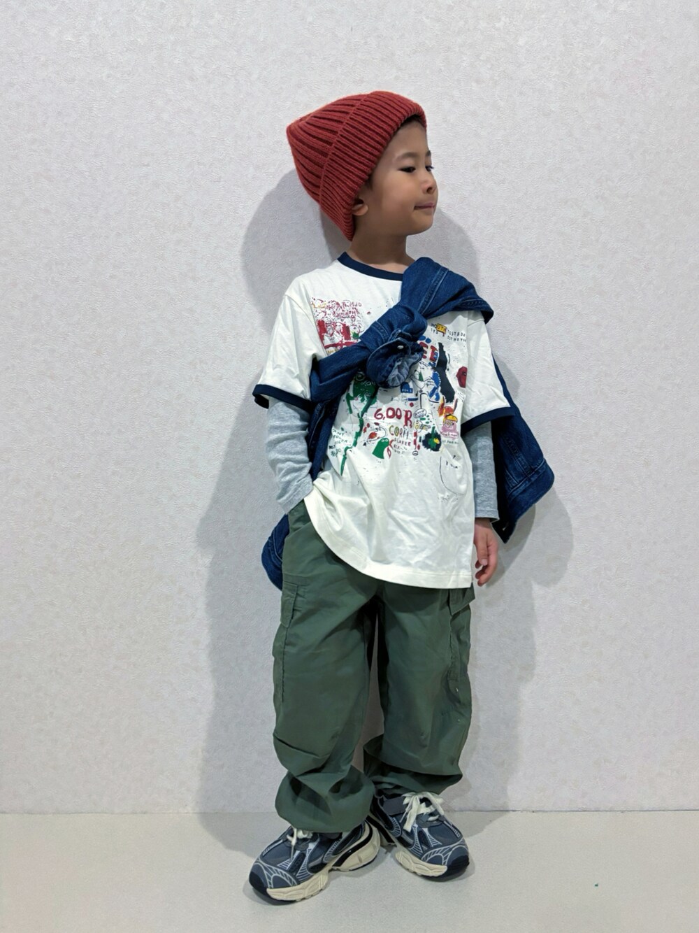 「今日のコーデ、プチプラ、カジュアル、春コーデ、カーゴパンツ、UNIQLO、デニムジャケット、たすき掛け、スニーカー、ストリート、レイヤードスタイル」｜「UNIQLOのアイテム（Tシャツ/カットソー、ホワイト系）」を使った、KeeeTさん（キッズ・110cm）の春コーディネートの1枚目の写真