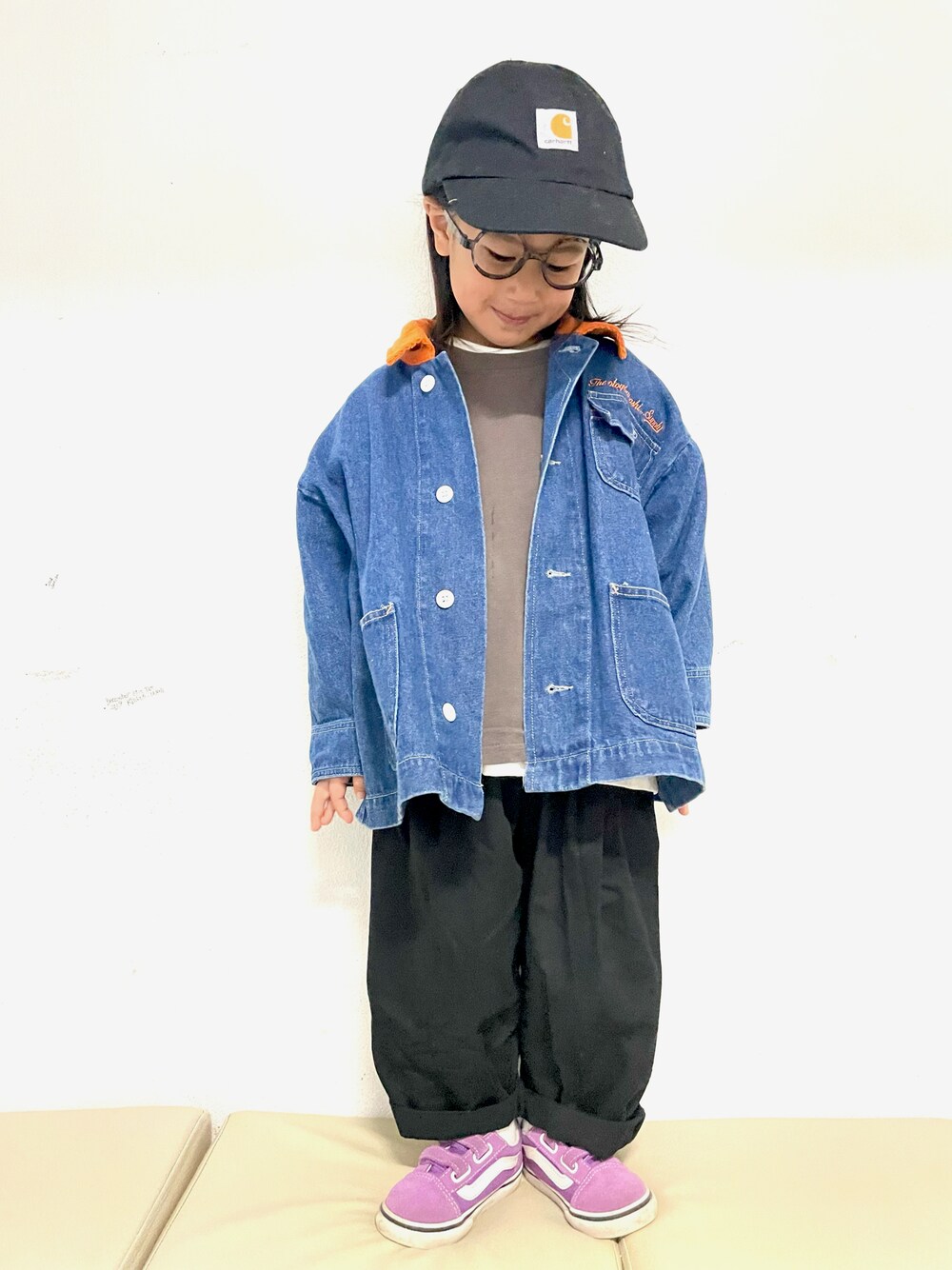 「春服デビュー宣言、カジュアルコーデ、ジャケット、デニム、カラーパンツ、レイヤードスタイル、休日スタイル、ストリート、スニーカー、バンズ、ビタミンカラー、めがね、キャップ、春コーデ、春アウター」｜「THE OTOGIBANASHI...SUPPLYのアイテム（カバーオール、ブルー系）」を使った、KeeeTさん（キッズ・100cm）の春コーディネートの1枚目の写真