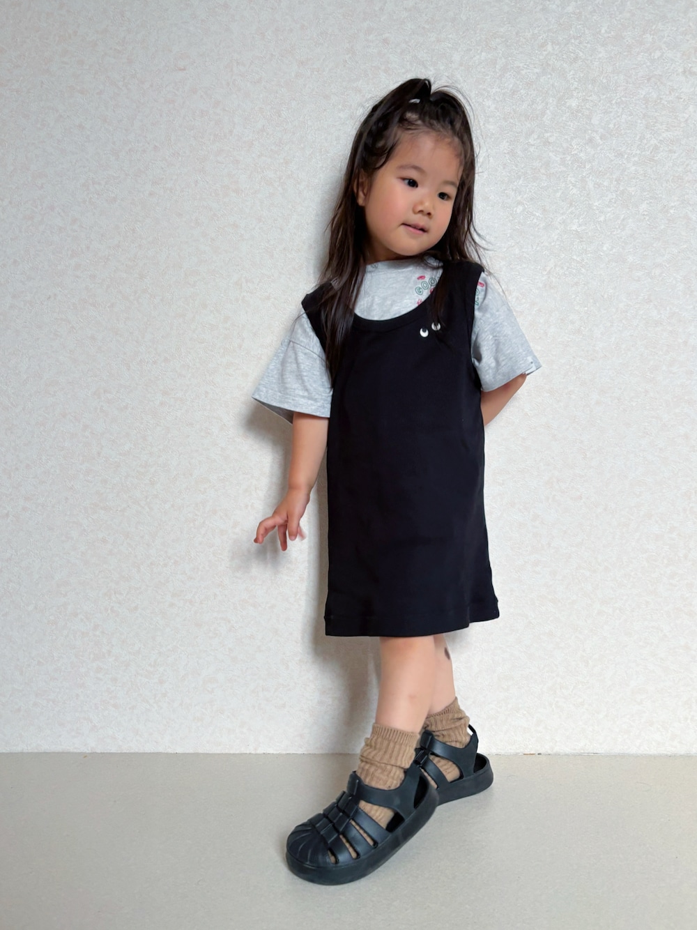 「サンダル、タンクトップ、ワンピース、レイヤードスタイル、お出かけコーデ、Tシャツ、夏コーデ、UNIQLO、カジュアル」｜「UNIQLOのアイテム（タンクトップ、ブラック系）」を使った、KeeeTさん（キッズ・110cm）の夏コーディネートの1枚目の写真