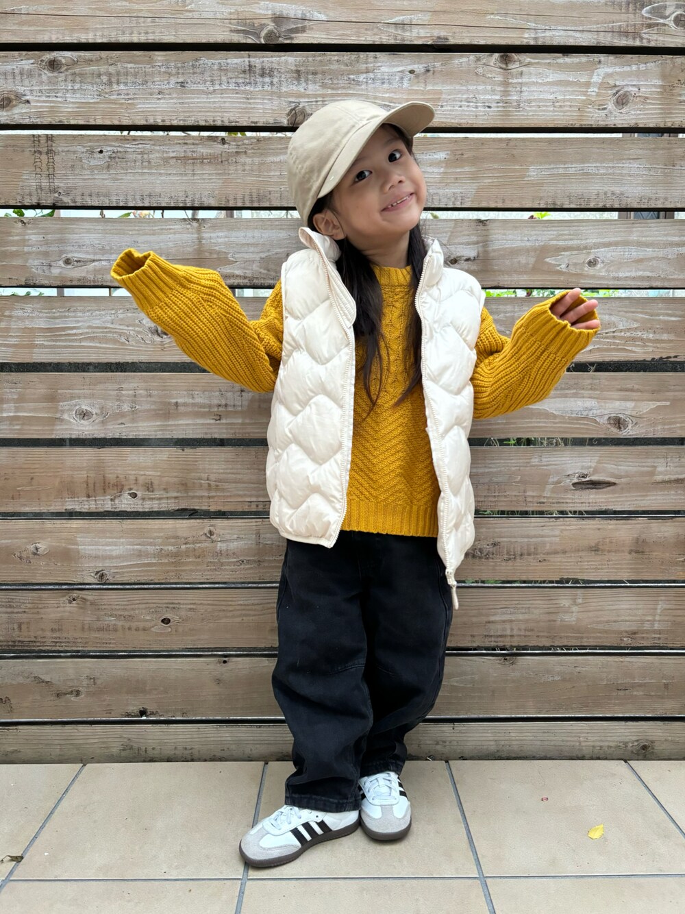 「キルティング、プチプラ、キャップ、デニム、ニット、ベスト、UNIQLO、スニーカー、カジュアル、お出かけコーデ、休日スタイル」｜「BREEZEの【洗濯機でお洗濯OK】ウォッシャブルニット（ニット/セーター、イエロー系）」を使った、KeeeTさん（キッズ・110cm）の秋コーディネートの1枚目の写真