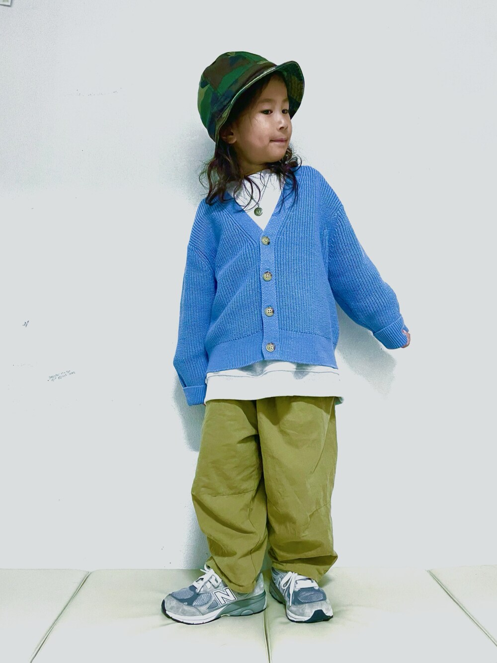 「UNIQLOのアイテム（カーディガン/ボレロ、ブルー系）」を使った、KeeeTさん（キッズ・110cm）の冬コーディネートの1枚目の写真