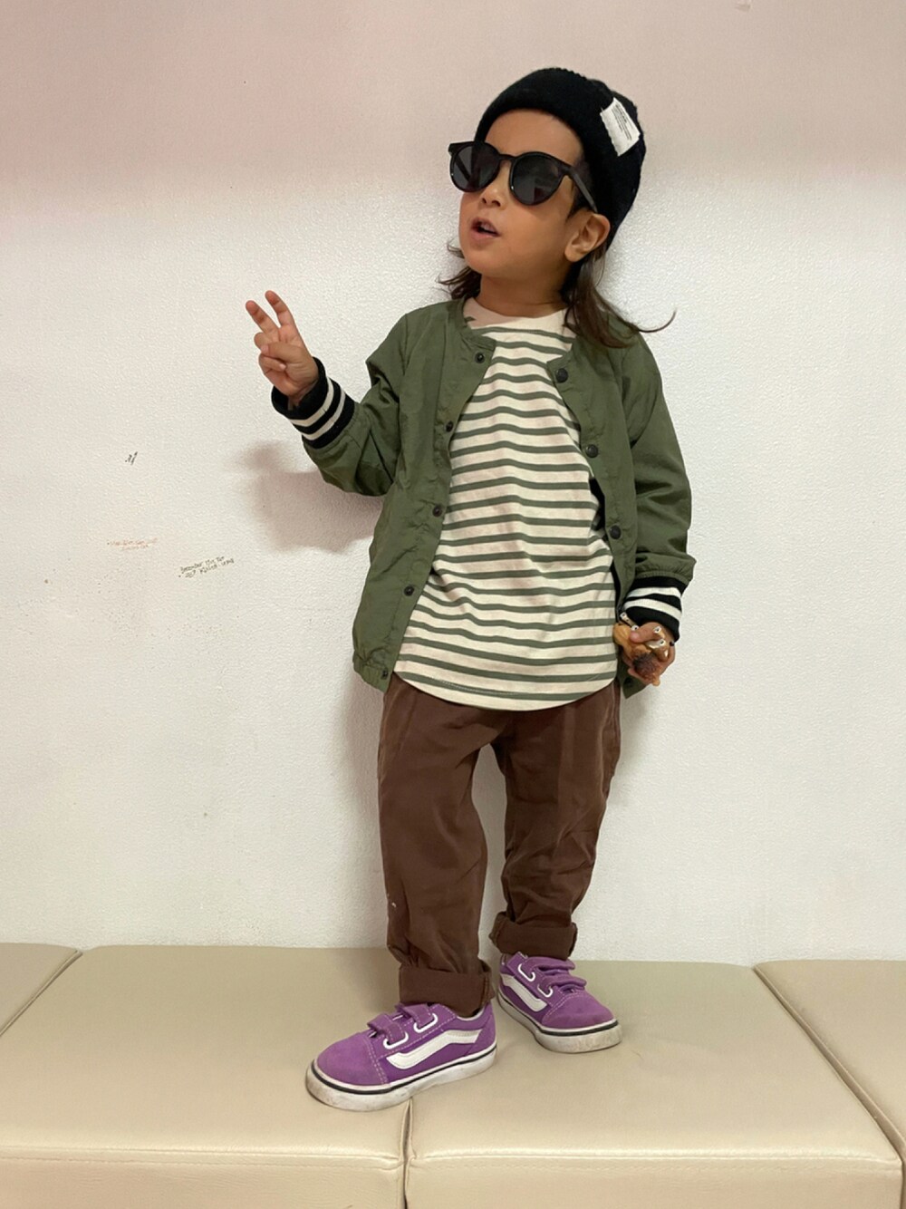 「スニーカー、VANS、ボーダー、ニット帽、サングラス、ブラウン、シンプルコーデ、カジュアルコーデ、ゆるコーデ、秋コーデ、秋服準備はじめました、ラブアンドピース2021」｜「BREEZEのWEB限定 無地.ボーダーロンT（Tシャツ/カットソー、グリーン系）」を使った、KeeeTさん（キッズ・90cm）の秋コーディネートの1枚目の写真