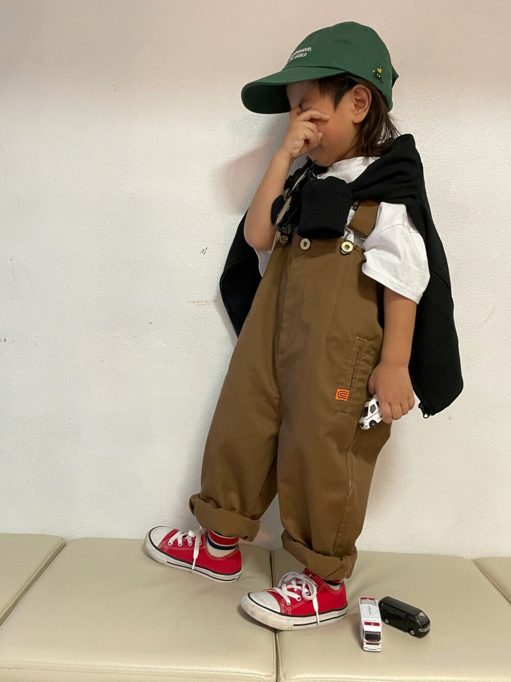 「スニーカー、コンバース、ビッグシルエット、シンプル、キャップ、サロペット、Tシャツ、オーバーオール、休日スタイル、肩掛け、シンプルコーデ、カジュアルコーデ、ラブアンドピース2021」｜「THE OTOGIBANASHI...SUPPLYのアイテム（Tシャツ/カットソー、ホワイト系）」を使った、KeeeTさん（キッズ・90cm）の秋コーディネートの1枚目の写真