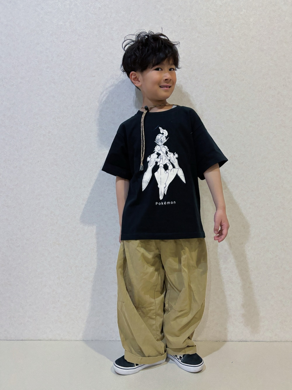 「春めき満開コーデ、カジュアル、シンプルコーデ、ストリート、スニーカー、UNIQLO、プチプラ、チノパン、休日コーデ、春コーデ、お出かけコーデ」｜「PAIRMANON STREETの【PAIRMANON STREET】サーカス バルーン シルエット パンツ（カーゴパンツ、ベージュ系）」を使った、KeeeTさん（キッズ・110cm）の春コーディネートの1枚目の写真