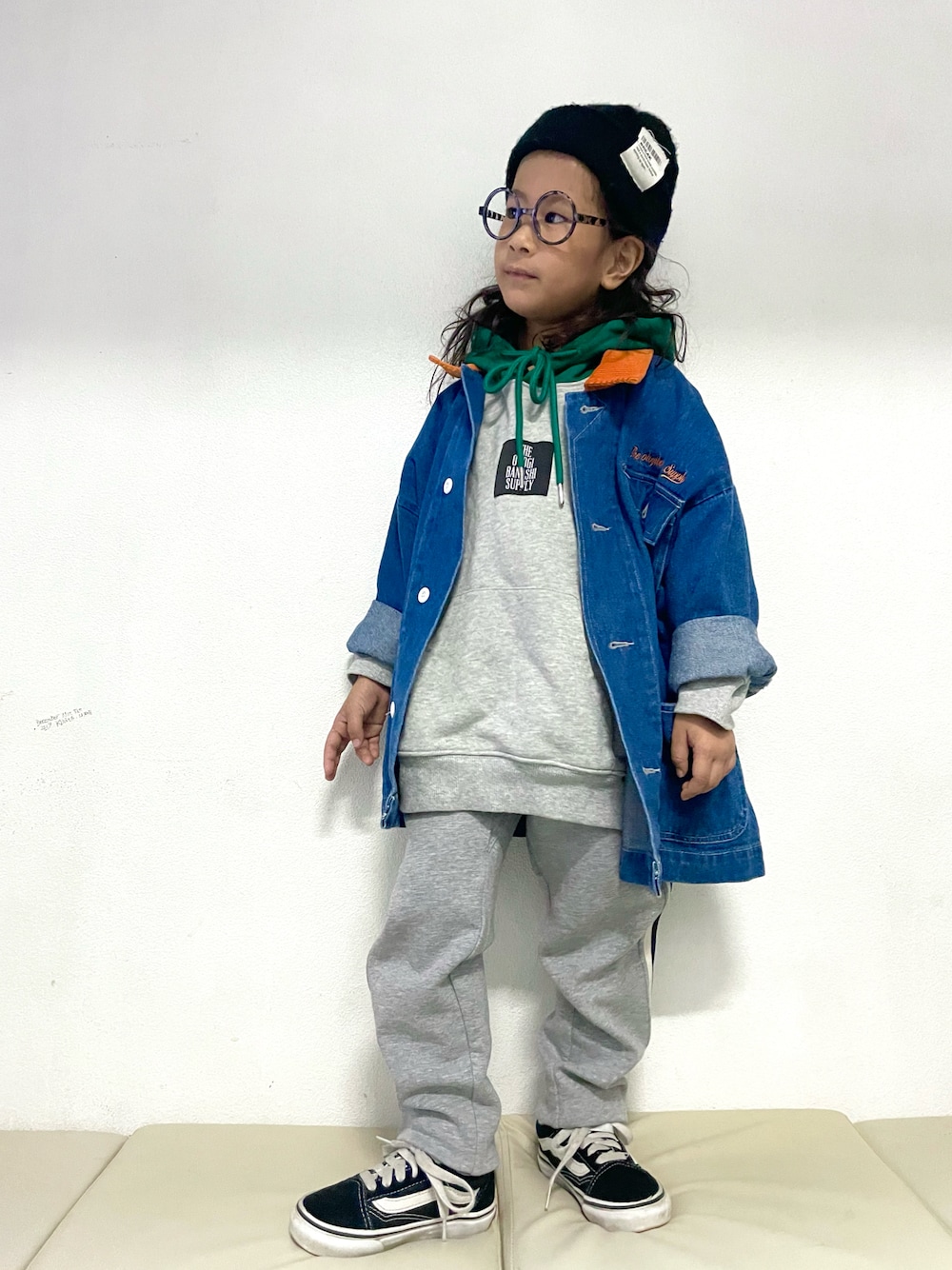 「重ね着ベストシーズン、セットアップ、スウェットパンツ、休日スタイル、スニーカー、ニット帽、デニム、めがね、カジュアル、ビッグシルエット、パーカー、デニムジャケット」｜「THE OTOGIBANASHI...SUPPLYのアイテム（パーカー、グレー系）」を使った、KeeeTさん（キッズ・100cm）の秋コーディネートの1枚目の写真