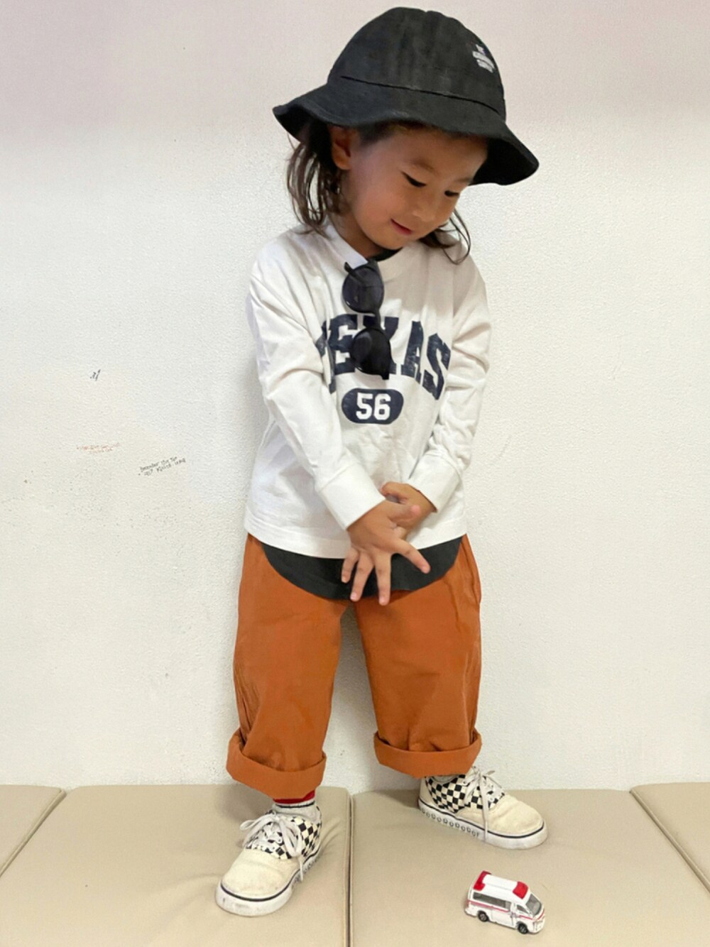 「スニーカー、VANS、ストリート、サングラス、ハット、レイヤードスタイル、ロンT、ワイドパンツ、シンプルコーデ、バケットハット、カジュアルコーデ、ゆるコーデ」｜「LOWRYS FARMのＵＳＡロングスリットタンク　936185（タンクトップ、グレー系）」を使った、KeeeTさん（キッズ・90cm）の秋コーディネートの1枚目の写真