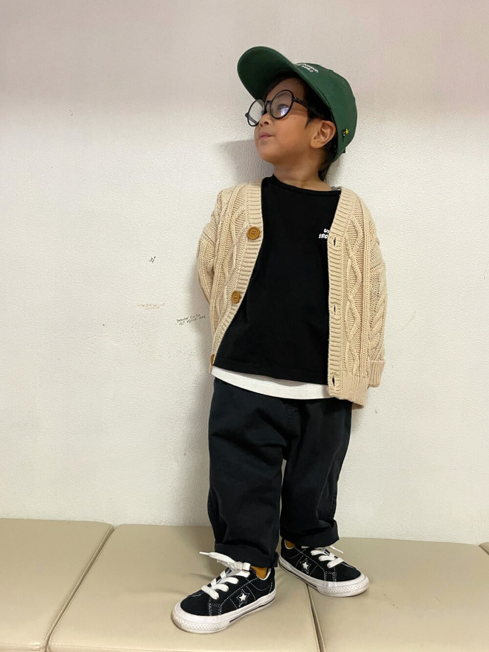 「カーディガン、スニーカー、コンバース、カジュアル、シンプル、キャップ、Tシャツ、めがね、モノトーン、レイヤードスタイル、シンプルコーデ、カジュアルコーデ、ゆるコーデ、秋コーデ」｜「LOWRYS FARMのコブタトオオカミＴＳＳ　938942（Tシャツ/カットソー、ブラック系）」を使った、KeeeTさん（キッズ・90cm）の秋コーディネートの1枚目の写真