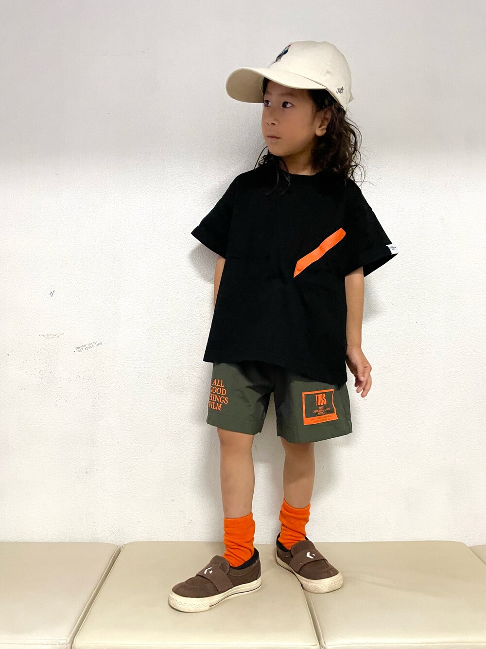 「スリッポン、カジュアルコーデ、お出かけコーデ、夏コーデ、夏だ！Tシャツ着よう！、ハーフパンツ、ビタミンカラー、キャップ、シンプル、休日スタイル」｜「THE OTOGIBANASHI...SUPPLYのアイテム（Tシャツ/カットソー、ホワイト系）」を使った、KeeeTさん（キッズ・100cm）の夏コーディネートの1枚目の写真