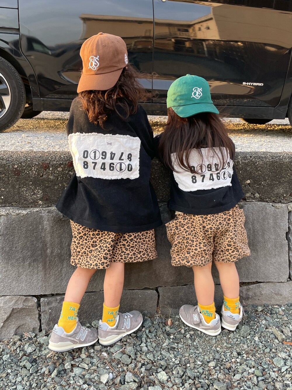 「このスタイルがお気に入り、ビッグシルエット、キャップ、レオパード、ショートパンツ、ハーフパンツ、スニーカー、ストリート、休日スタイル、カジュアルコーデ」｜「THE OTOGIBANASHI...SUPPLYのアイテム（Tシャツ/カットソー、ブラック系）」を使った、KeeeTさん（キッズ・100cm）の夏コーディネートの1枚目の写真