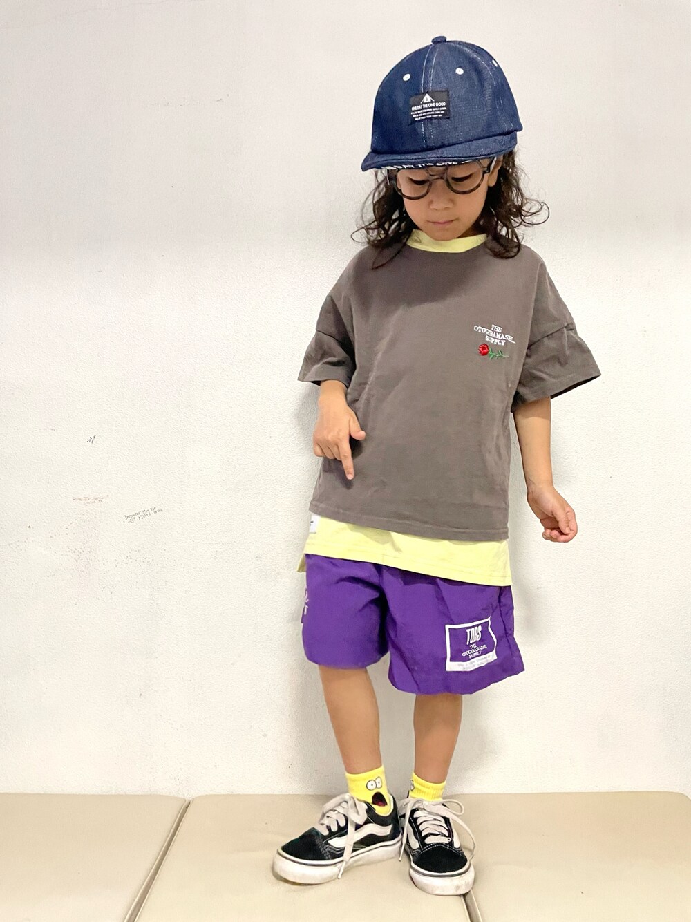 「カラーパンツ、カジュアル、キャップ、レイヤードスタイル、ショートパンツ、ハーフパンツ、スニーカー、VANS、夏コーデ、ビッグシルエット、ストリート」｜「THE OTOGIBANASHI...SUPPLYのアイテム（タンクトップ、イエロー系）」を使った、KeeeTさん（キッズ・100cm）の夏コーディネートの1枚目の写真