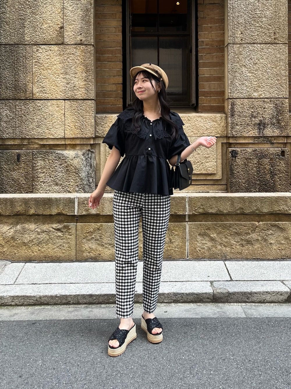 「きれいめカジュアル、休日スタイル、サンダル、お出かけコーデ、プチプラ、モノトーン、デートコーデ、おでかけコーデ、夏服、オトナ女子、甘めカジュアル、レース、ギンガムチェック、ぺプラムトップス」｜「prose verseのスーパーストレッチギンガムスリムテーパードパンツ（その他パンツ、ブラック系）」を使った、haruさん（骨格ウェーブ・レディース・158cm）の春コーディネートの1枚目の写真