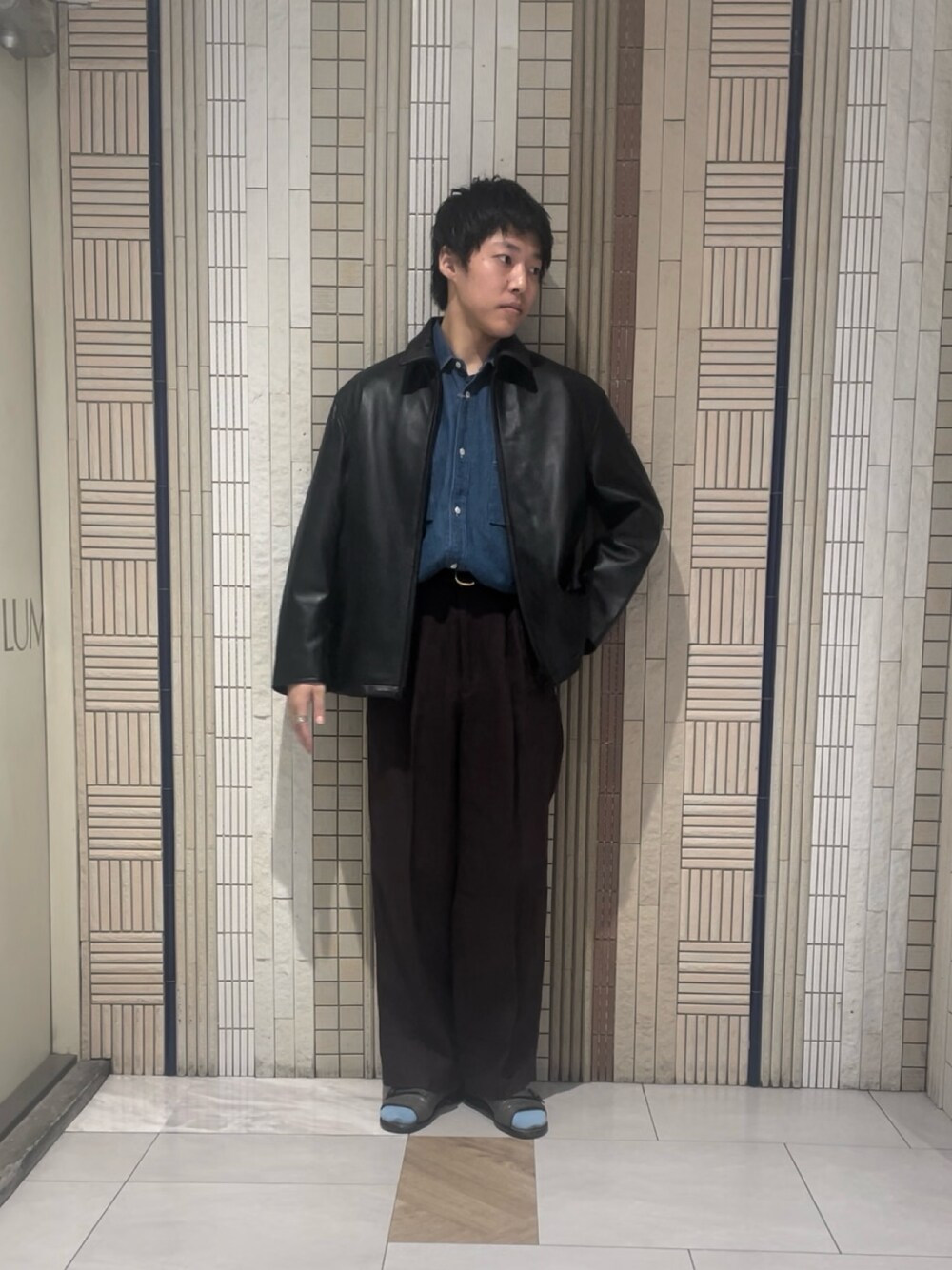 ブラウン系のその他パンツ、ブラック系のその他アウター、ブルー系のシャツ/ブラウスを着用したメンズの秋コーディネートの1枚目の写真
