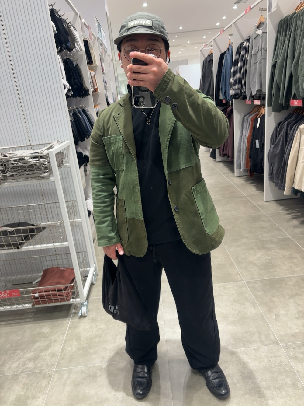 「Supreme のアイテム（キャップ、グリーン系）」を使った、genさん（メンズ・156cm）の冬コーディネートの1枚目の写真