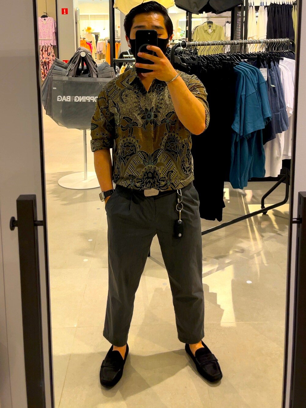 「green label relaxingのアイテム（スラックス、グレー系）」を使った、genさん（メンズ・156cm）の夏コーディネートの1枚目の写真