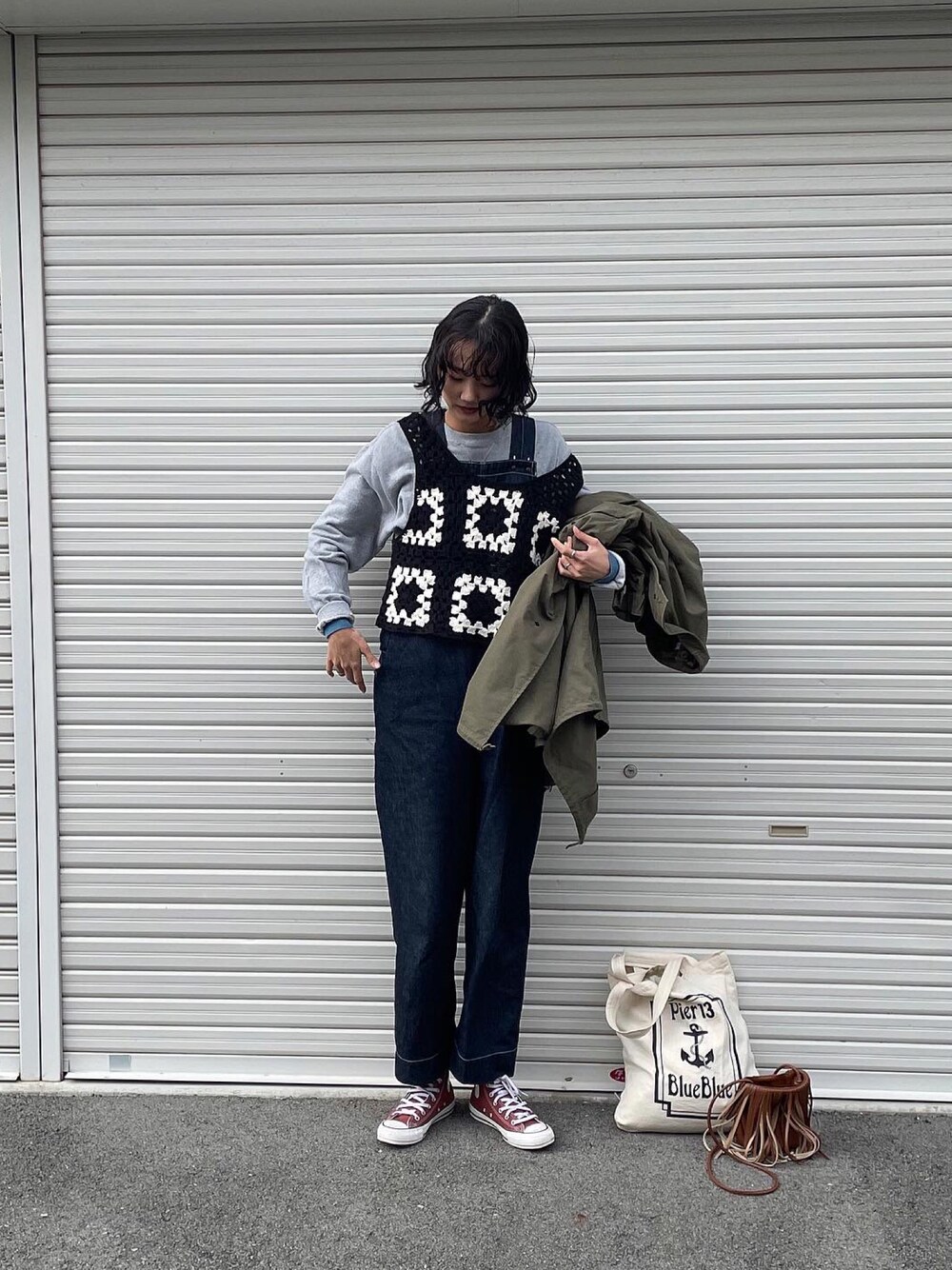 ブラック系のベスト、ブルー系のサロペット/オーバーオールを着用したレディースの秋コーディネートの1枚目の写真